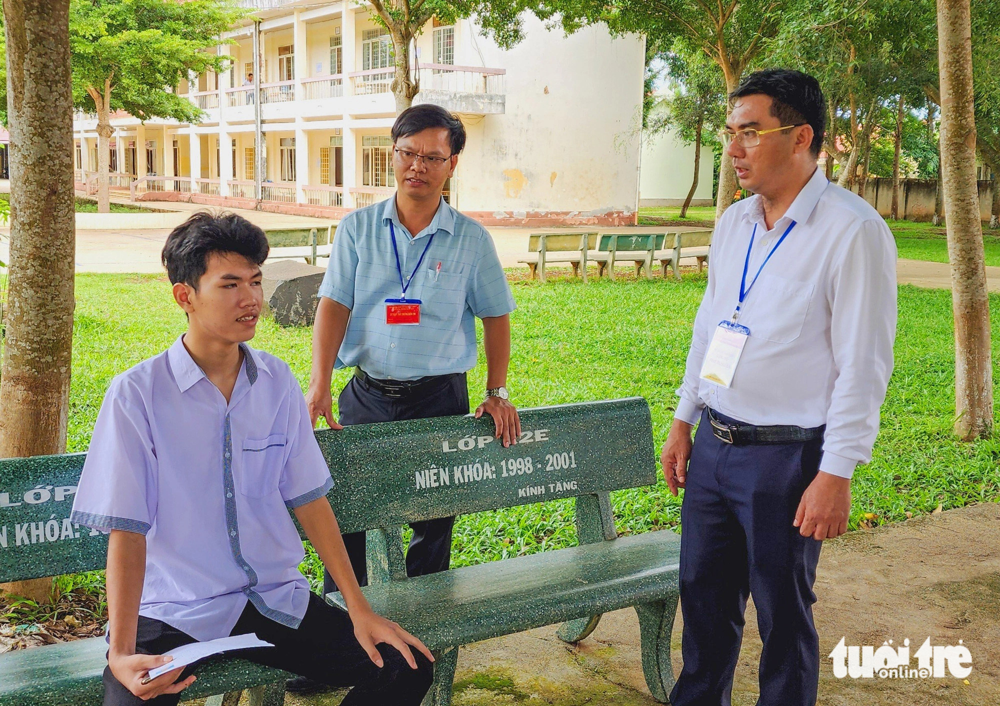 Thí sinh Phạm Ân, học sinh Trường THPT Trần Hưng Đạo (dự thi tại điểm thi THPT Đắk Mil) được tạo điều kiện để thi tốt nhất, đảm bảo sức khỏe - Ảnh: TÂM AN Thí sinh Phạm Ân, học sinh Trường THPT Trần Hưng Đạo (dự thi tại điểm thi THPT Đắk Mil) được tạo điều kiện để thi tốt nhất, đảm bảo sức khỏe - Ảnh: TÂM AN