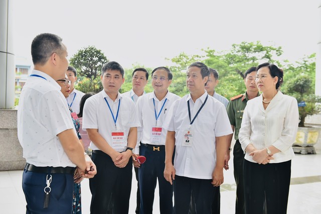 Kỳ thi tốt nghiệp THPT 2024: Bộ trưởng Bộ GDĐT chúc các thí sinh hoàn thành tốt các bài thi, thực hiện được nguyện vọng học tập - Ảnh 2. Kỳ thi tốt nghiệp THPT 2024: Bộ trưởng Bộ GDĐT chúc các thí sinh hoàn thành tốt các bài thi, thực hiện được nguyện vọng học tập - Ảnh 2.
