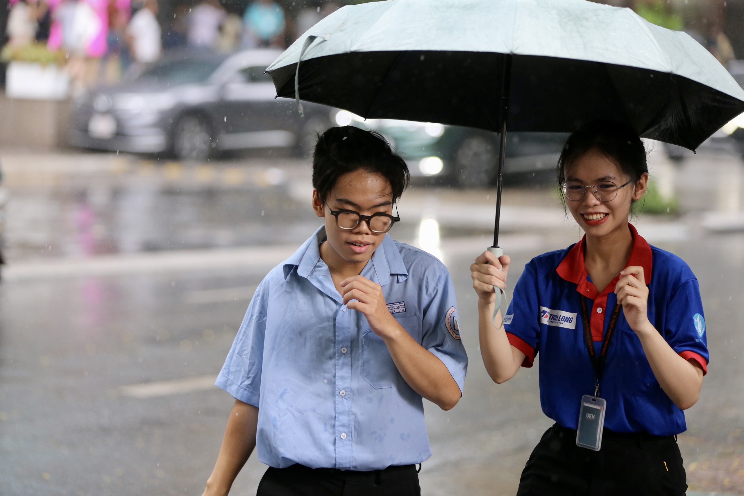 TP HCM mưa trắng trời khi thi môn toán, đón xem giải đề- Ảnh 2. TP HCM mưa trắng trời khi thi môn toán, đón xem giải đề- Ảnh 2.
