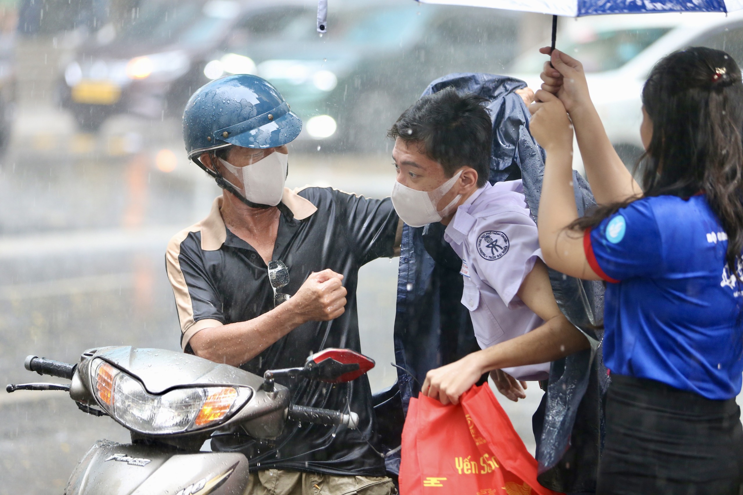 TP HCM mưa trắng trời khi thi môn toán, đón xem giải đề- Ảnh 3. TP HCM mưa trắng trời khi thi môn toán, đón xem giải đề- Ảnh 3.