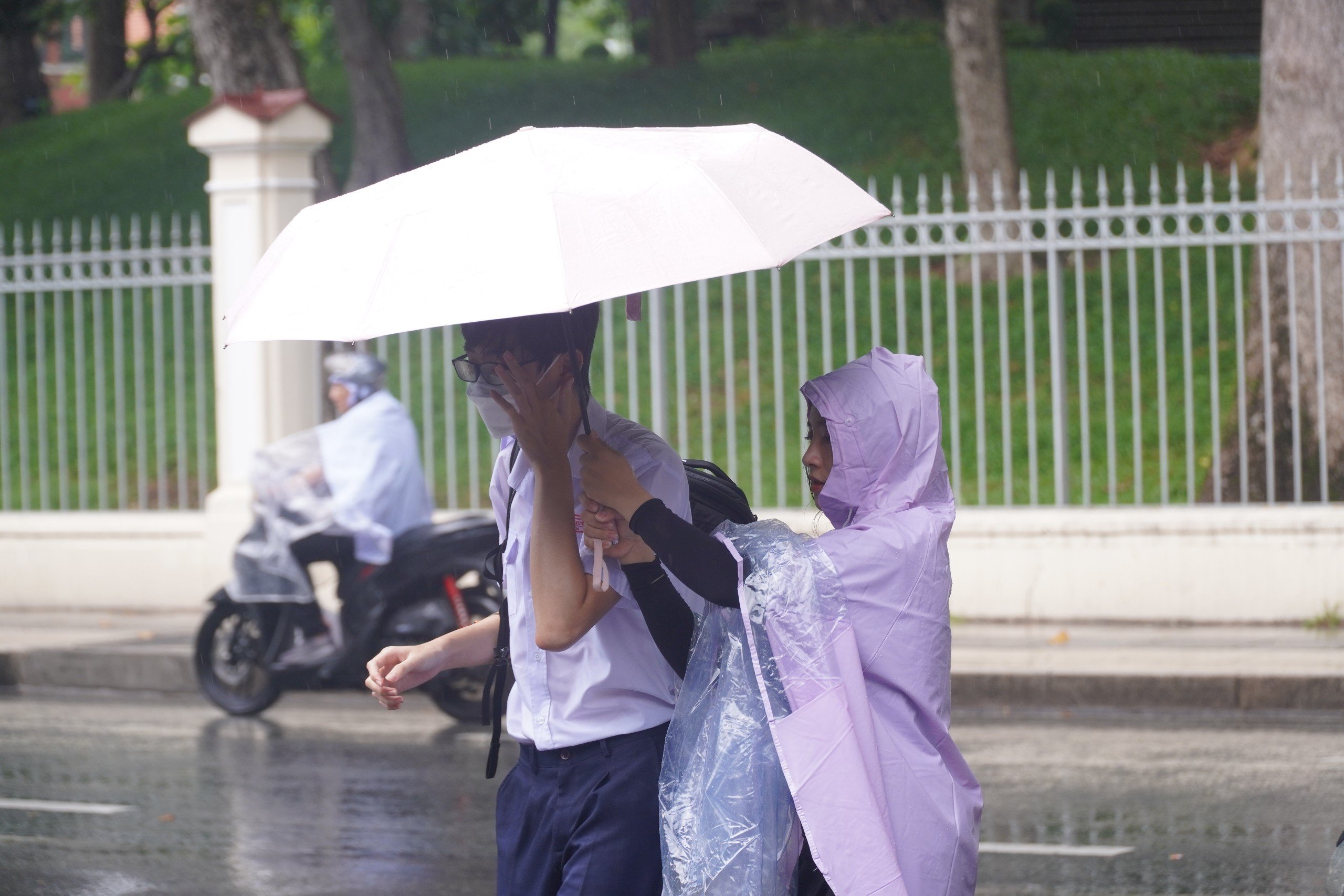 TP HCM mưa trắng trời khi thi môn toán, đón xem giải đề- Ảnh 4. TP HCM mưa trắng trời khi thi môn toán, đón xem giải đề- Ảnh 4.