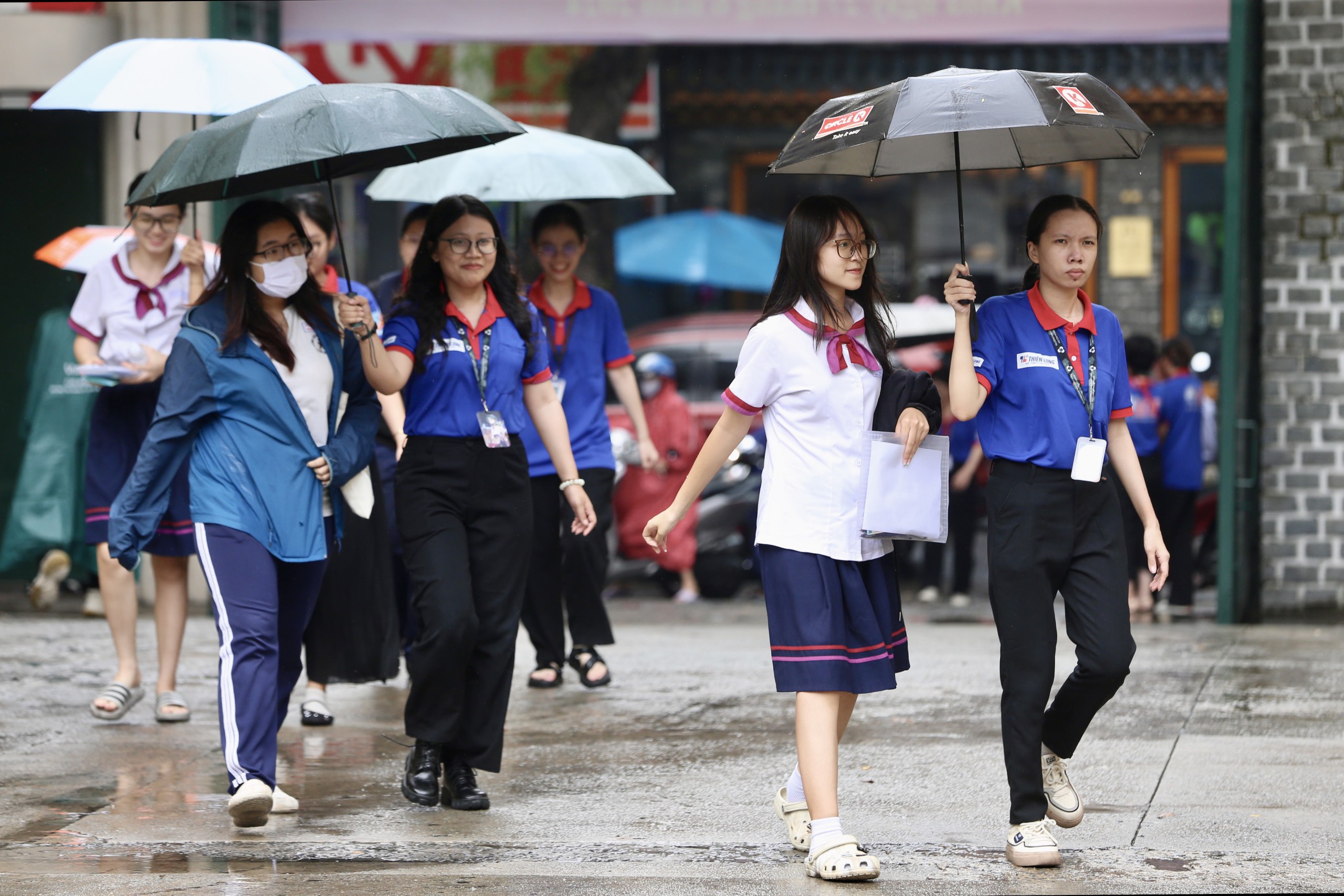 TP HCM mưa trắng trời khi thi môn toán, đón xem giải đề- Ảnh 5. TP HCM mưa trắng trời khi thi môn toán, đón xem giải đề- Ảnh 5.