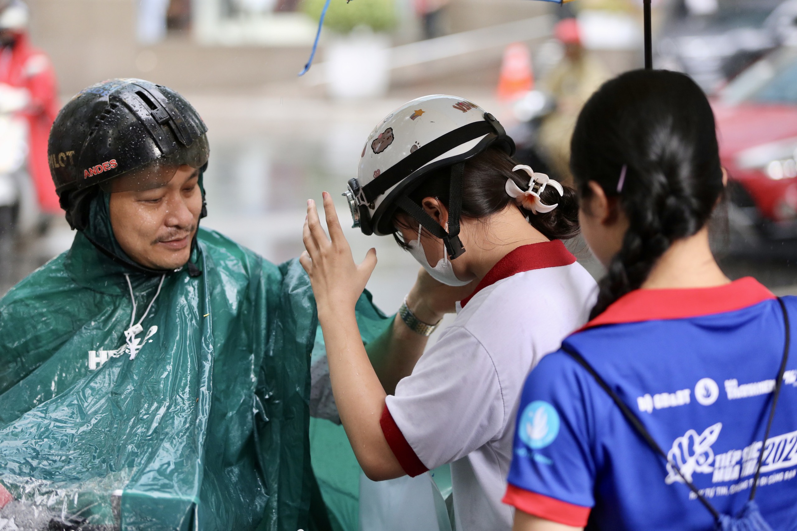 TP HCM mưa trắng trời khi thi môn toán, đón xem giải đề- Ảnh 8. TP HCM mưa trắng trời khi thi môn toán, đón xem giải đề- Ảnh 8.