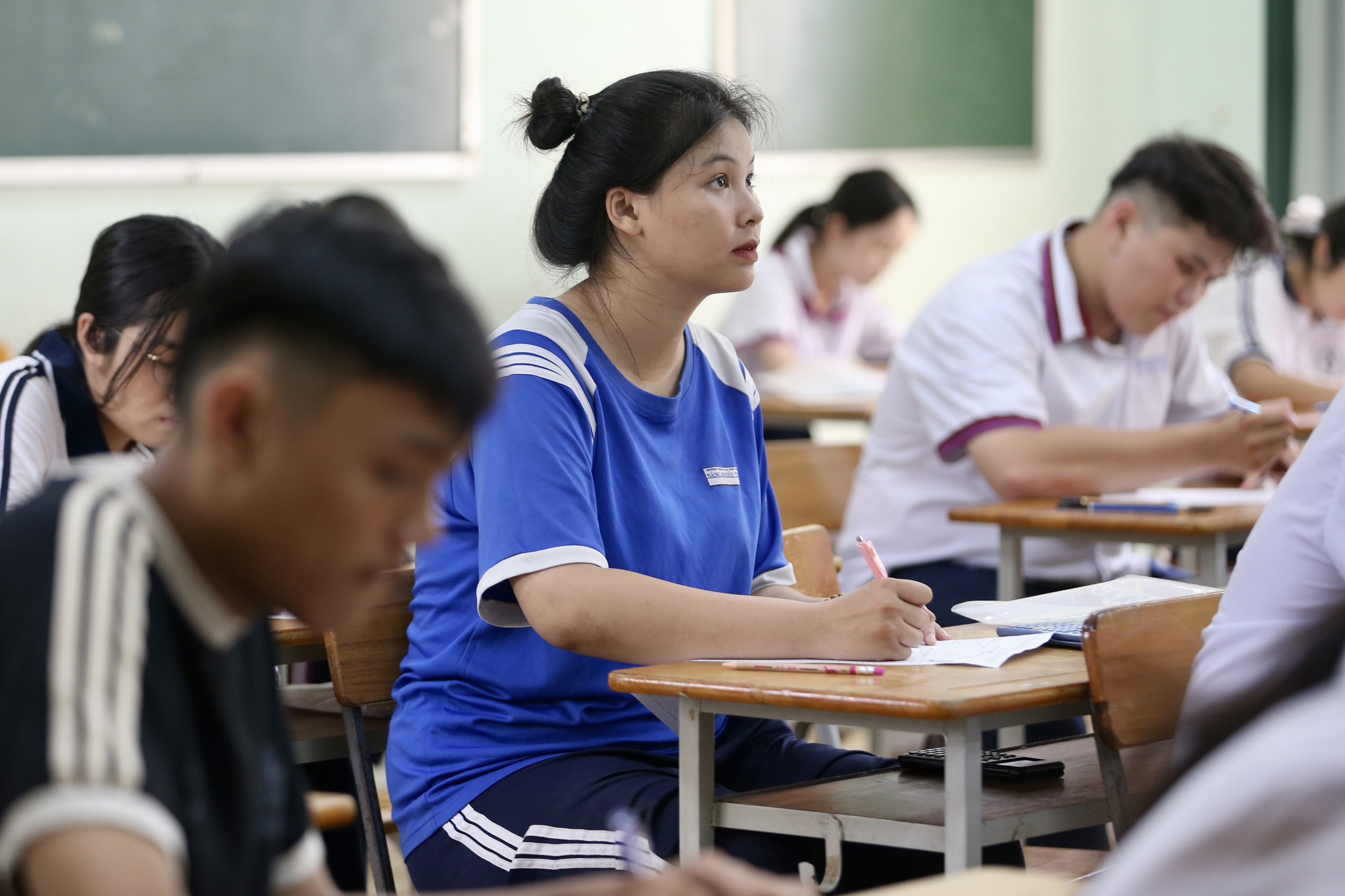 TP HCM mưa trắng trời khi thi môn toán, đón xem giải đề- Ảnh 9. TP HCM mưa trắng trời khi thi môn toán, đón xem giải đề- Ảnh 9.