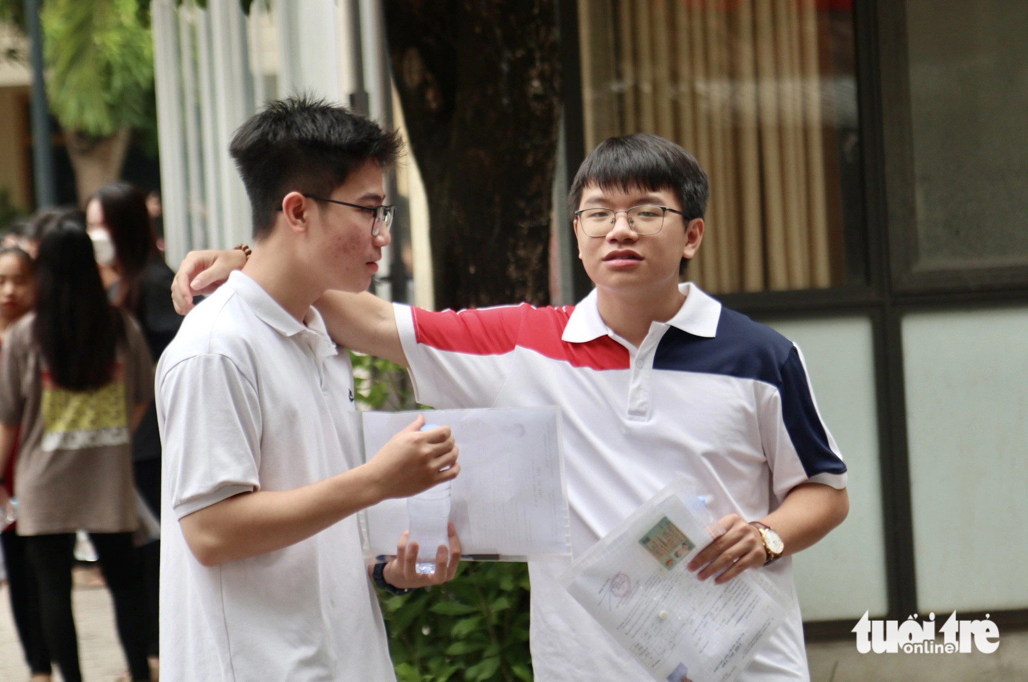Thí sinh trao đổi lại đề thi với bạn sau khi hoàn thành môn toán ở điểm thi Trường THPT chuyên ĐH Vinh - Ảnh: DOÃN HÒA Thí sinh trao đổi lại đề thi với bạn sau khi hoàn thành môn toán ở điểm thi Trường THPT chuyên ĐH Vinh - Ảnh: DOÃN HÒA