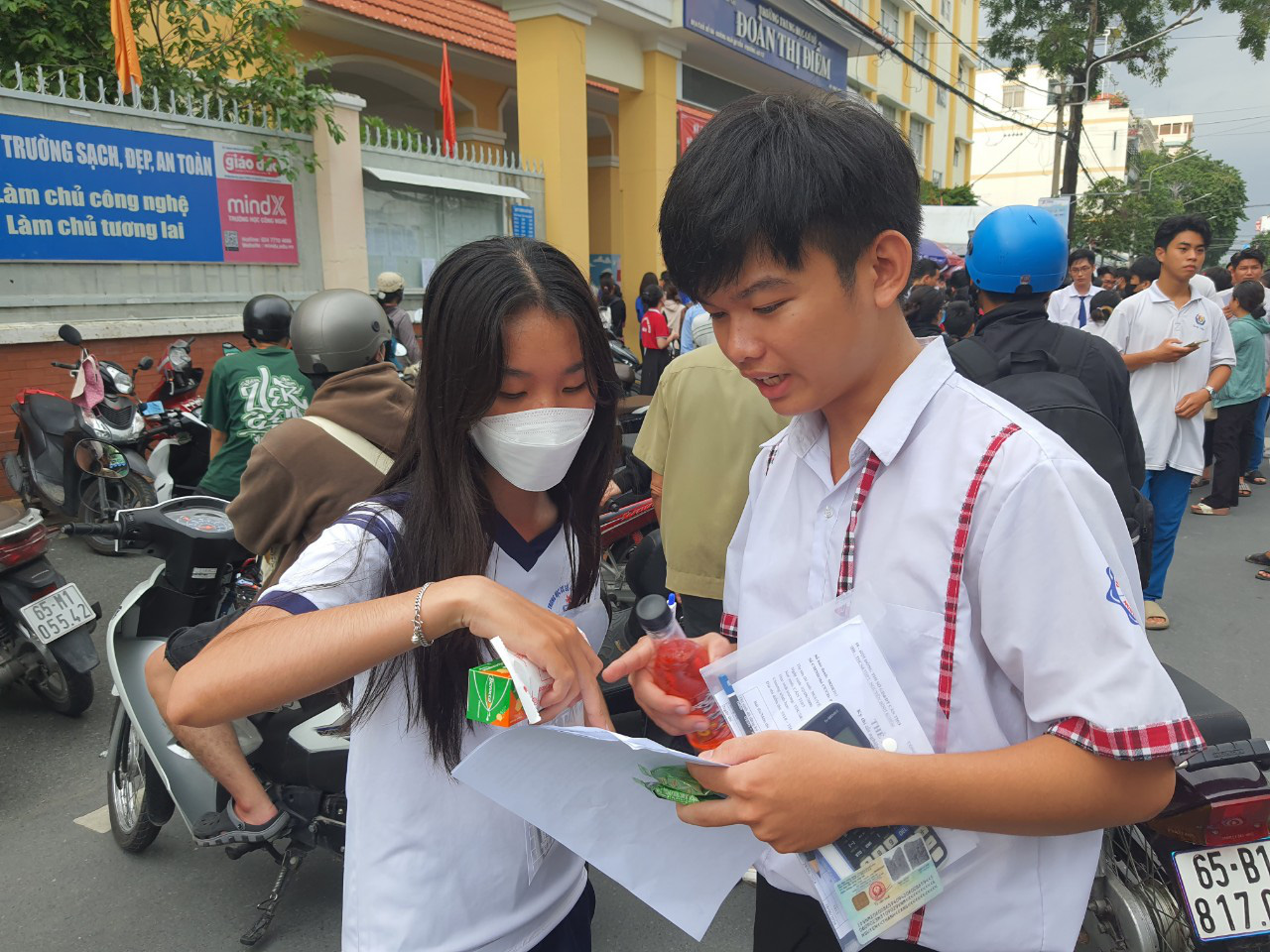 Đã có đề thi toán kỳ thi tốt nghiệp THPT 2024, nhiều thí sinh nói đề vừa sức- Ảnh 16. Em Nguyễn Thanh Sang tại điểm thi Trường Đoàn Thị Điểm, TP Cần Thơ cho biết đề thi toán em làm được 30 câu, dạng đề cũng trung bình không quá khó. Dự đoán có thể được 7 điểm - Ảnh: T. LŨY