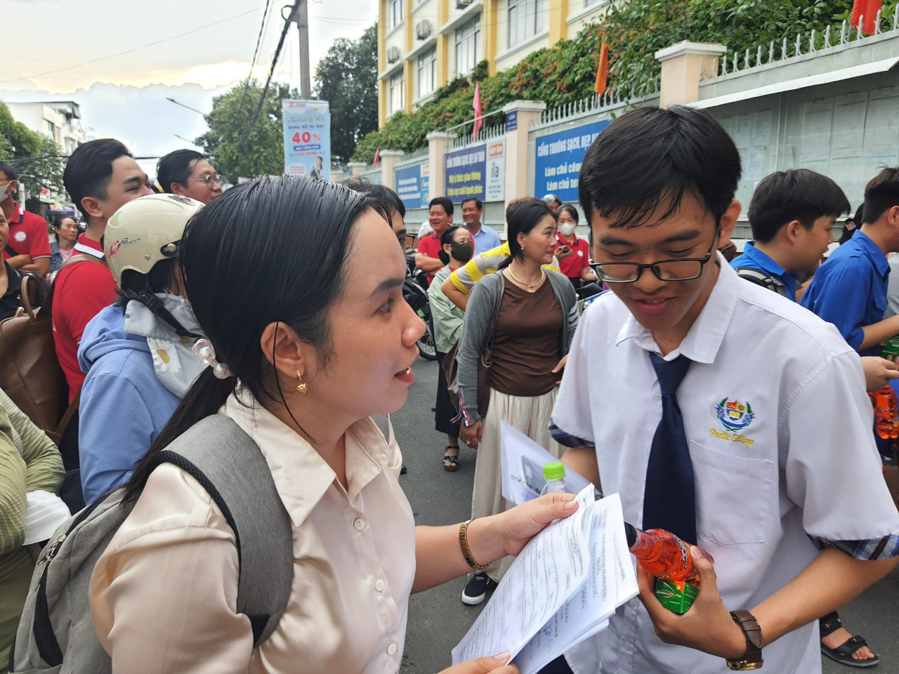 Đã có đề thi toán kỳ thi tốt nghiệp THPT 2024, nhiều thí sinh nói đề vừa sức- Ảnh 17. Giáo viên đón học sinh tại cổng điểm thi Trường Đoàn Thị Điểm (quận Ninh Kiều, TP Cần Thơ) để hỏi thăm tình hình làm bài thi môn toán. Đa số thí sinh tại đây nói đề vừa phải, các em có thể làm được 7, 8 điểm - Ảnh: T. LŨY