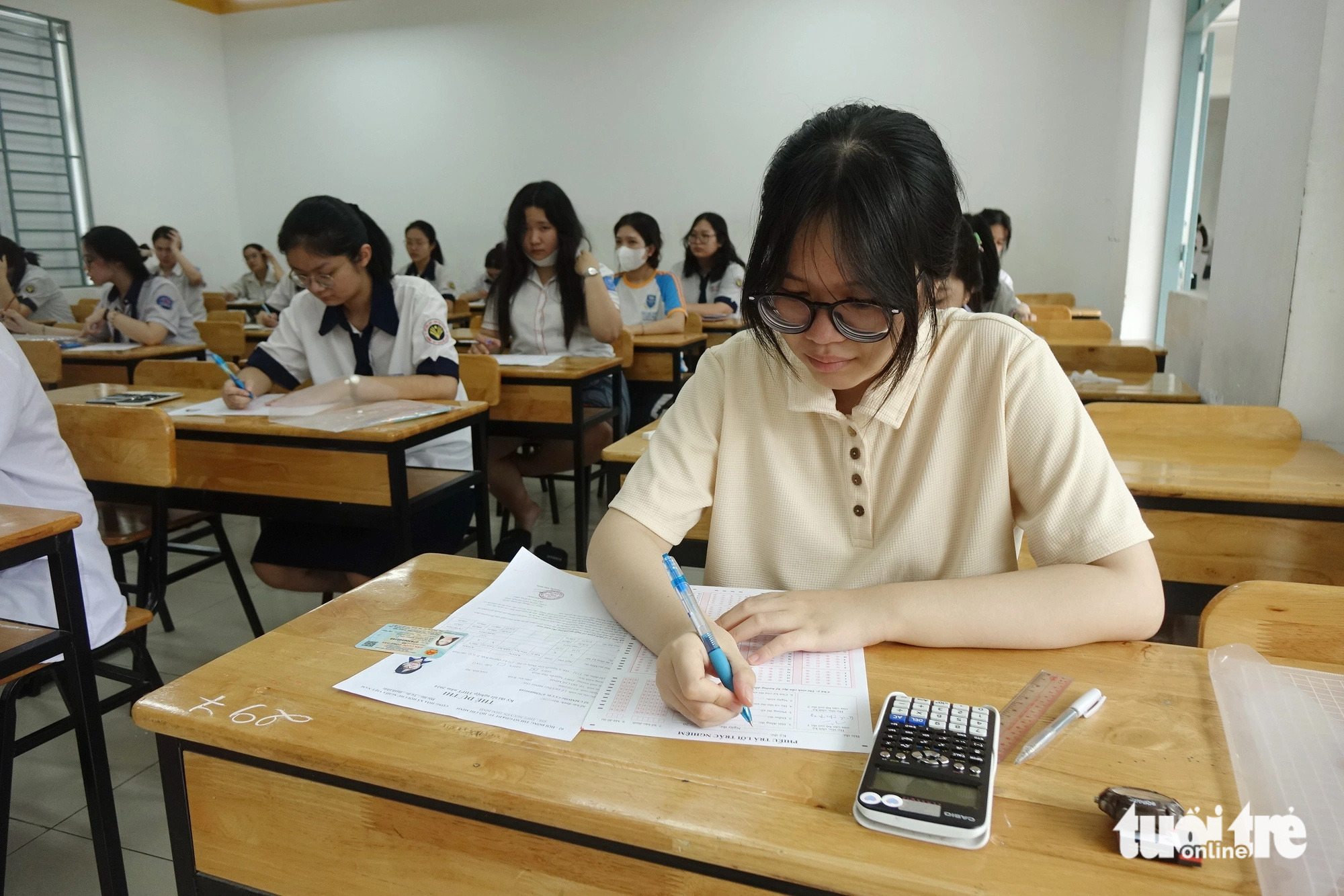 Đã có đề thi toán kỳ thi tốt nghiệp THPT 2024, nhiều thí sinh nói đề vừa sức- Ảnh 23. Thí sinh dự thi môn toán chiều 27-6 - Ảnh: NHƯ HÙNG
