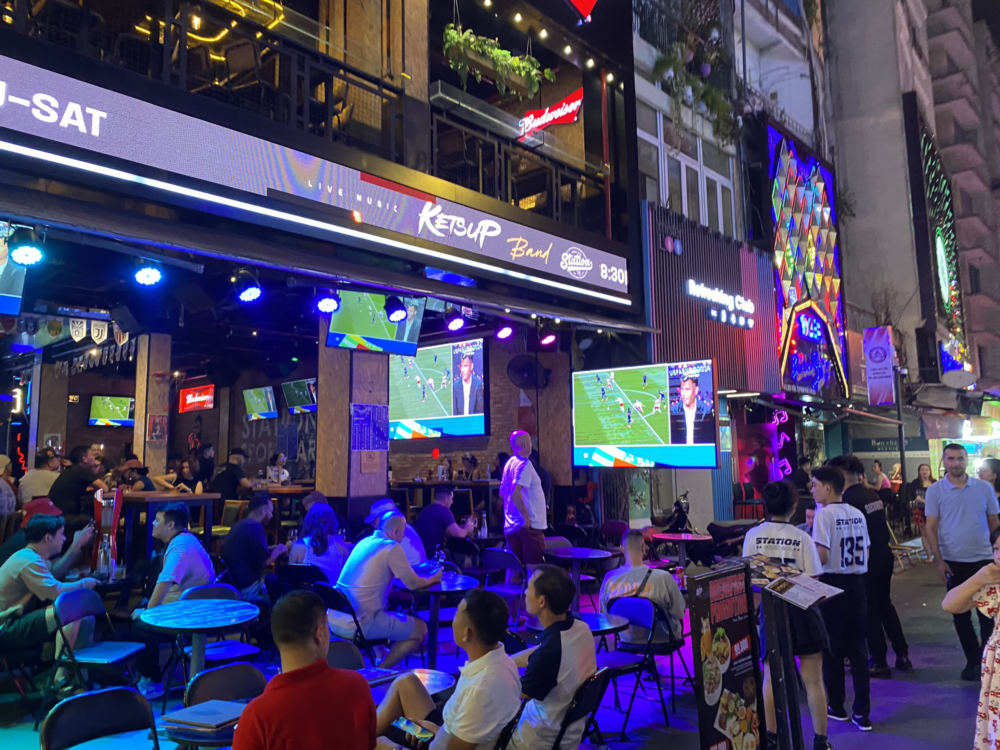 TV cỡ lớn được lắp đặt khắp nơi để mọi người thuận tiện xem giải Euro 2024 - Ảnh: HIỀN ANH TV cỡ lớn được lắp đặt khắp nơi để mọi người thuận tiện xem giải Euro 2024 - Ảnh: HIỀN ANH