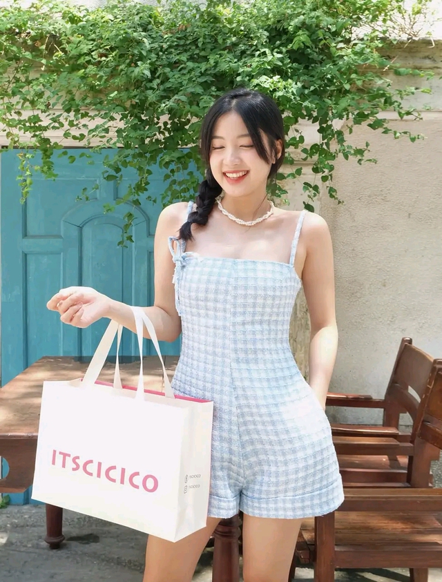 Khi thời trang jumpsuit 'xâm chiếm' đường phố mùa hè- Ảnh 4. Khi thời trang jumpsuit 'xâm chiếm' đường phố mùa hè- Ảnh 4.