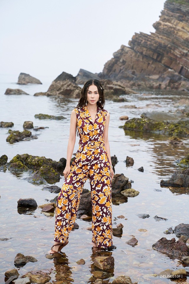 Khi thời trang jumpsuit 'xâm chiếm' đường phố mùa hè- Ảnh 7. Khi thời trang jumpsuit 'xâm chiếm' đường phố mùa hè- Ảnh 7.