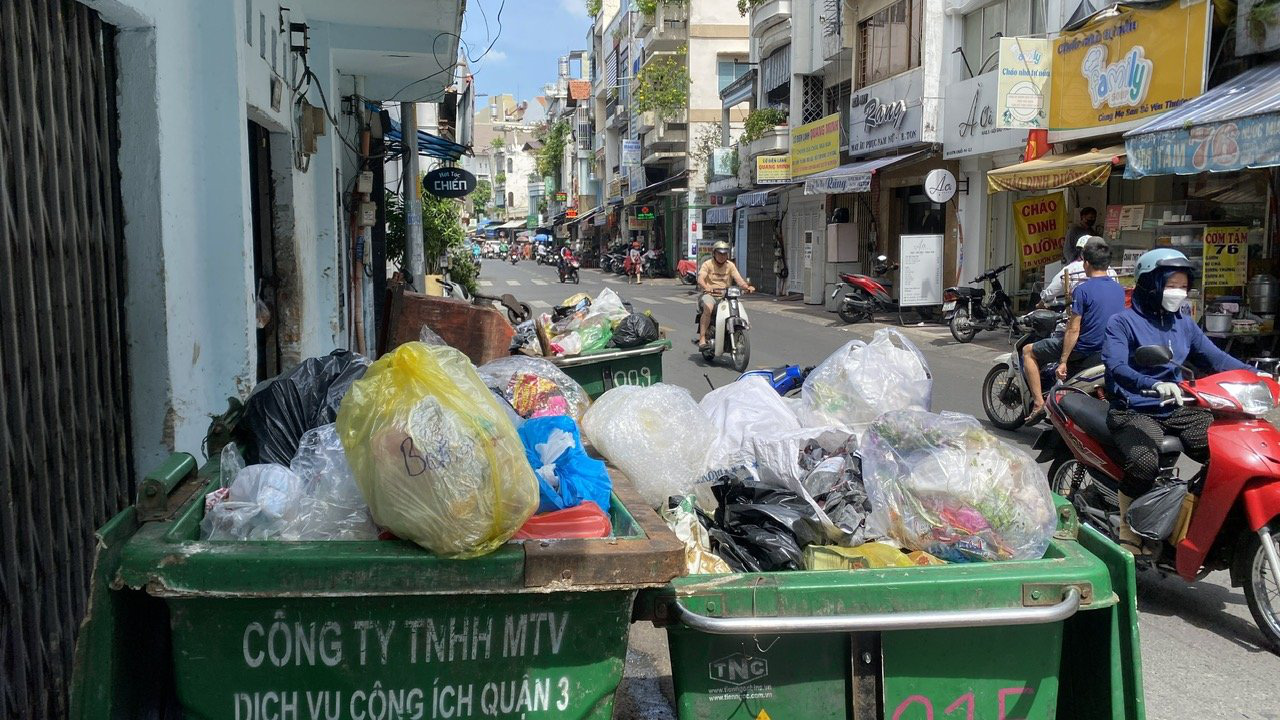 Nâng cao nhận thức về phân loại rác thải cho giới trẻ- Ảnh 3. Xe rác thải nhựa trên đường Vườn Chuối, quận 3, TP.HCM - Ảnh: HẢI HUỲNH