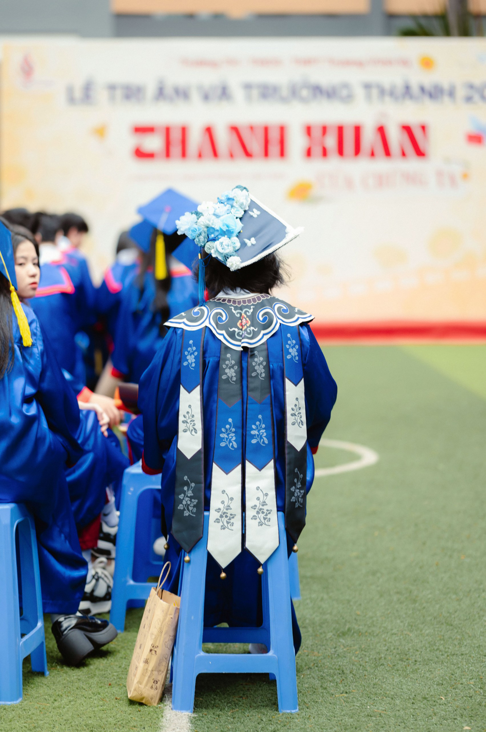 Nữ sinh mặc Việt phục trong lễ tốt nghiệp, thầy cô trầm trồ 'Đẹp dữ vậy'- Ảnh 3. Bộ trang phục độc đáo nhìn từ phía sau - Ảnh: NVCC
