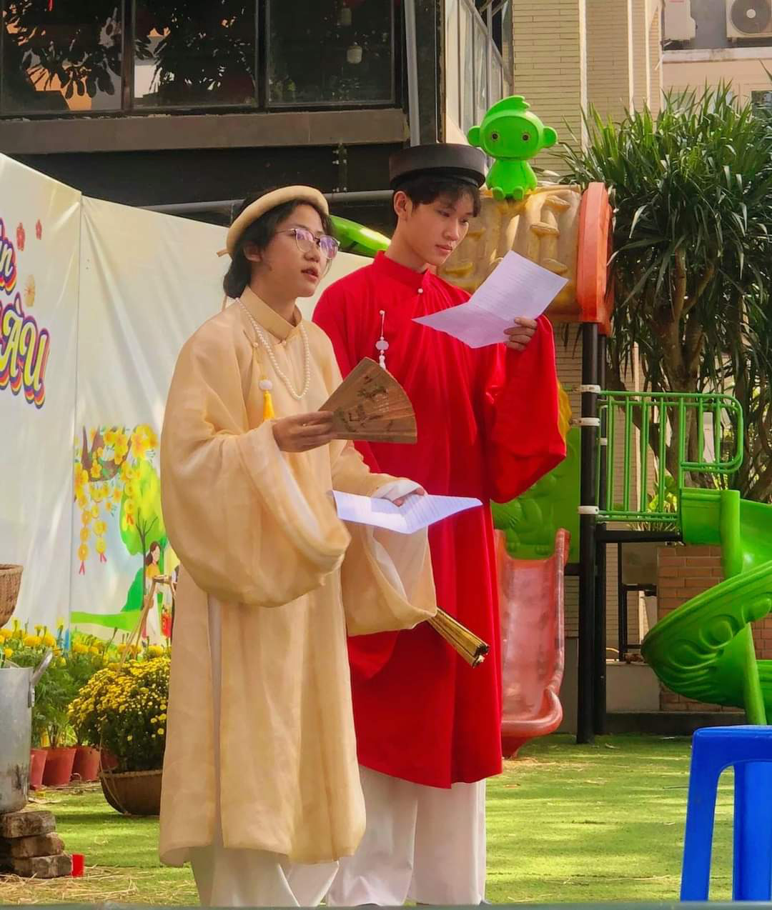 Nữ sinh mặc Việt phục trong lễ tốt nghiệp, thầy cô trầm trồ 'Đẹp dữ vậy'- Ảnh 4. Thái Hương từng khiến bạn bè trầm trồ khi diện Việt phục trong buổi thuyết trình tại trường - Ảnh: NVCC