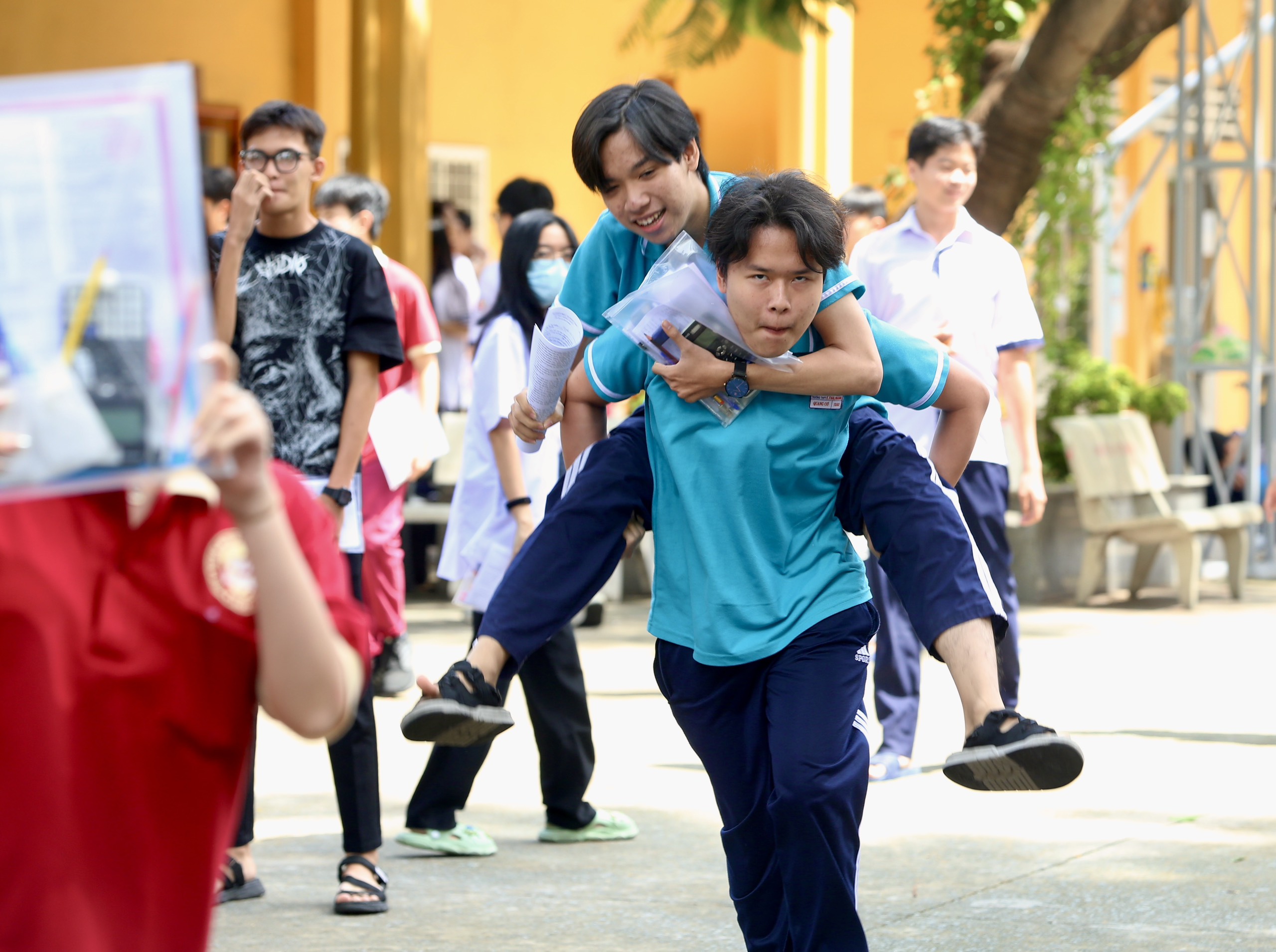 Thí sinh thở phào, tự tin với bài thi tổ hợp- Ảnh 2. Thí sinh thở phào, tự tin với bài thi tổ hợp- Ảnh 2.