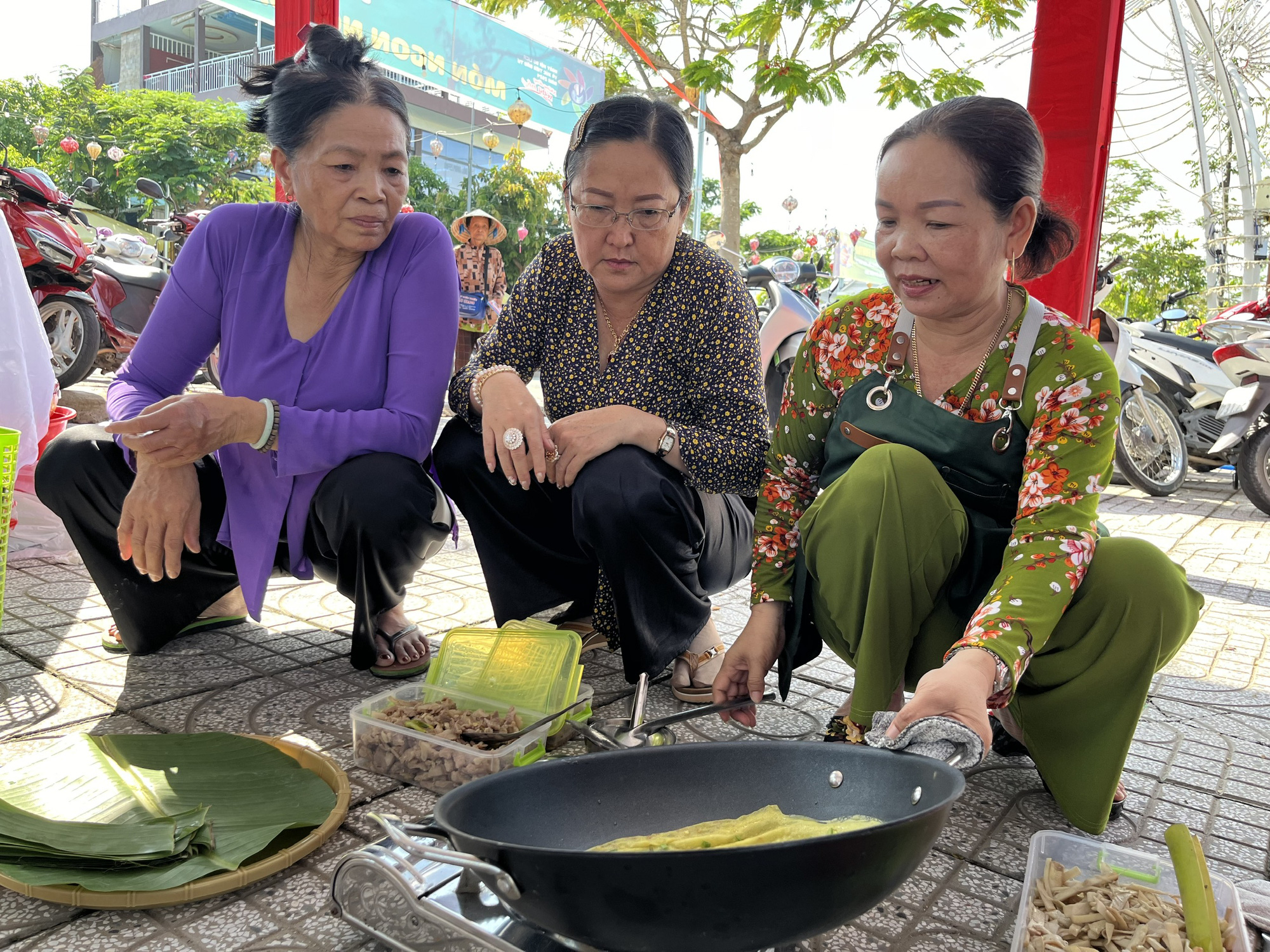 Khai mạc Ngày hội du lịch và xúc tiến đầu tư vào xứ 'tình anh bán chiếu'- Ảnh 6. Các cô vừa đổ bánh vừa rôm rã với nhau về câu chuyện cái bánh xèo củ hủ dừa đặc sản của miền Tây sông nước - Ảnh: LAN NGỌC