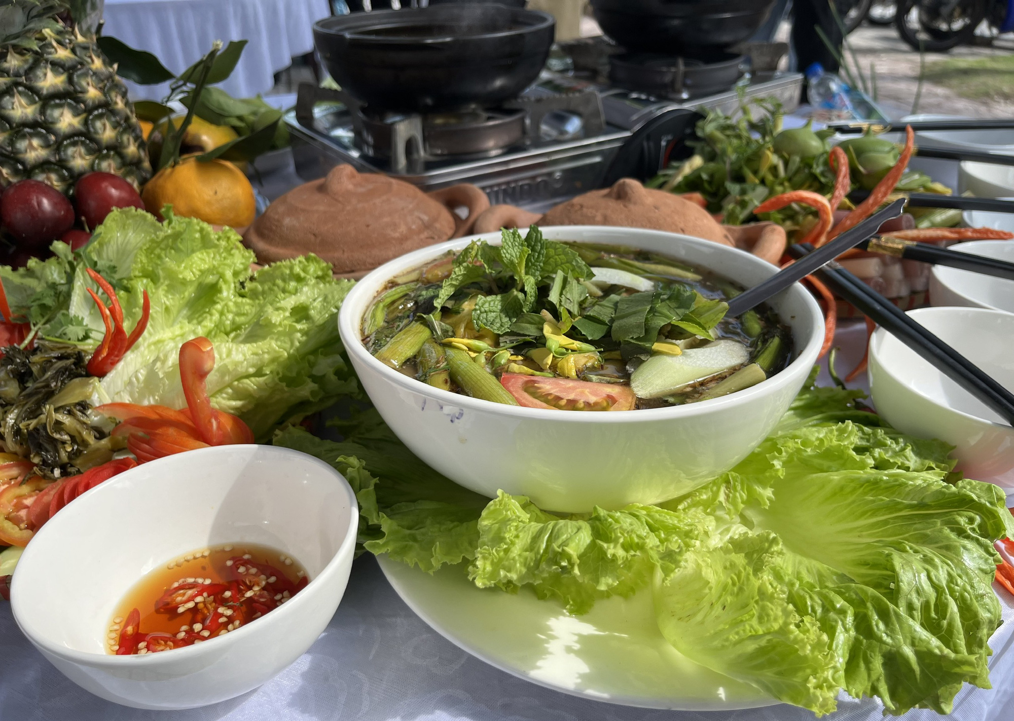 Khai mạc Ngày hội du lịch và xúc tiến đầu tư vào xứ 'tình anh bán chiếu'- Ảnh 8. Hương vị thơm ngon nóng hổi của cá bông lau kho tộ của Quán ăn ẩm thực Triệu Tiên như níu chân du khách về Ngã Bảy - Ảnh: LAN NGỌC