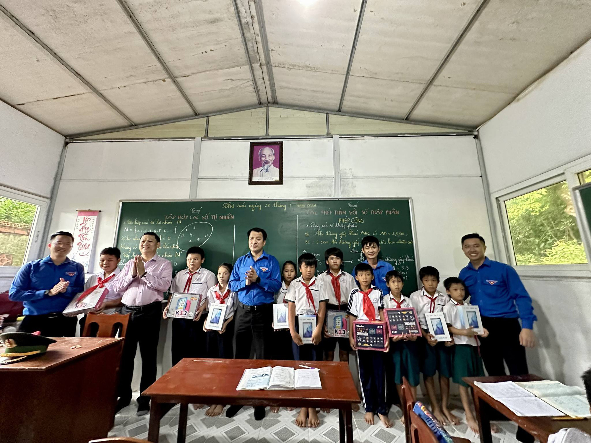 Ảnh: Cổng thông tin Trung ương Đoàn Bí thư Trung ương Đoàn Ngô Văn Cương (áo xanh đứng giữa) trao máy tính bảng và kho học liệu số cho thầy trò ở lớp học tỉnh thương đảo Hòn Chuối - Ảnh: Cổng thông tin Trung ương Đoàn