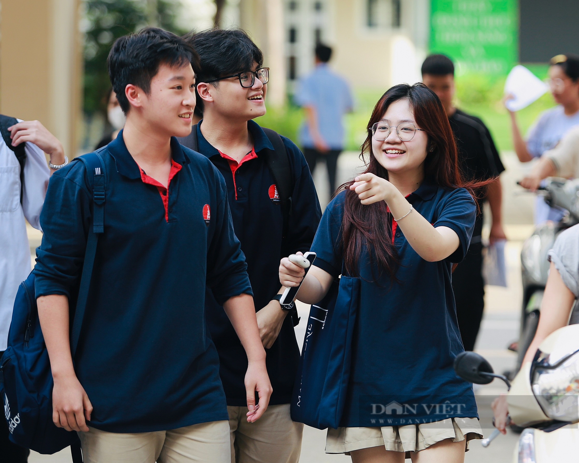 Ông bố ôm chặt lấy con gái tại cổng trường: Ông bố ôm chặt lấy con gái tại cổng trường: