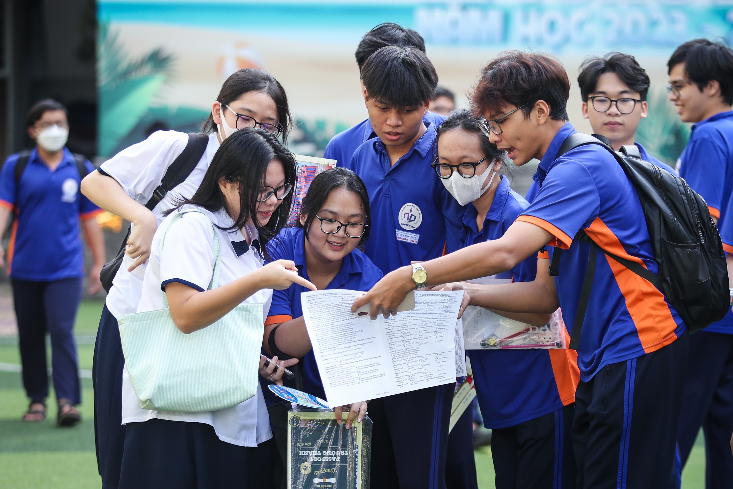 Đề thi tiếng Anh '15 phút là xong' nhưng thành ngữ nào khiến thí sinh 'tắt nguồn'?- Ảnh 2. Đề thi tiếng Anh '15 phút là xong' nhưng thành ngữ nào khiến thí sinh 'tắt nguồn'?- Ảnh 2.