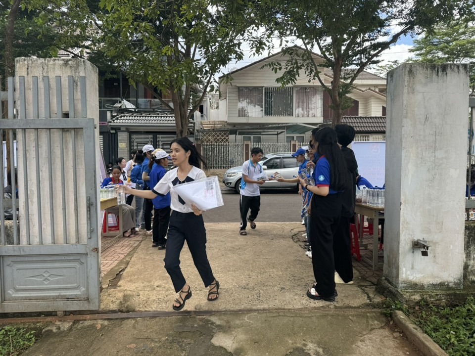 thí sinh hối hả đến thi môn cuối kỳ thi tốt nghiệp THPT tại điểm thi trường THPT chuyên Nguyễn Du