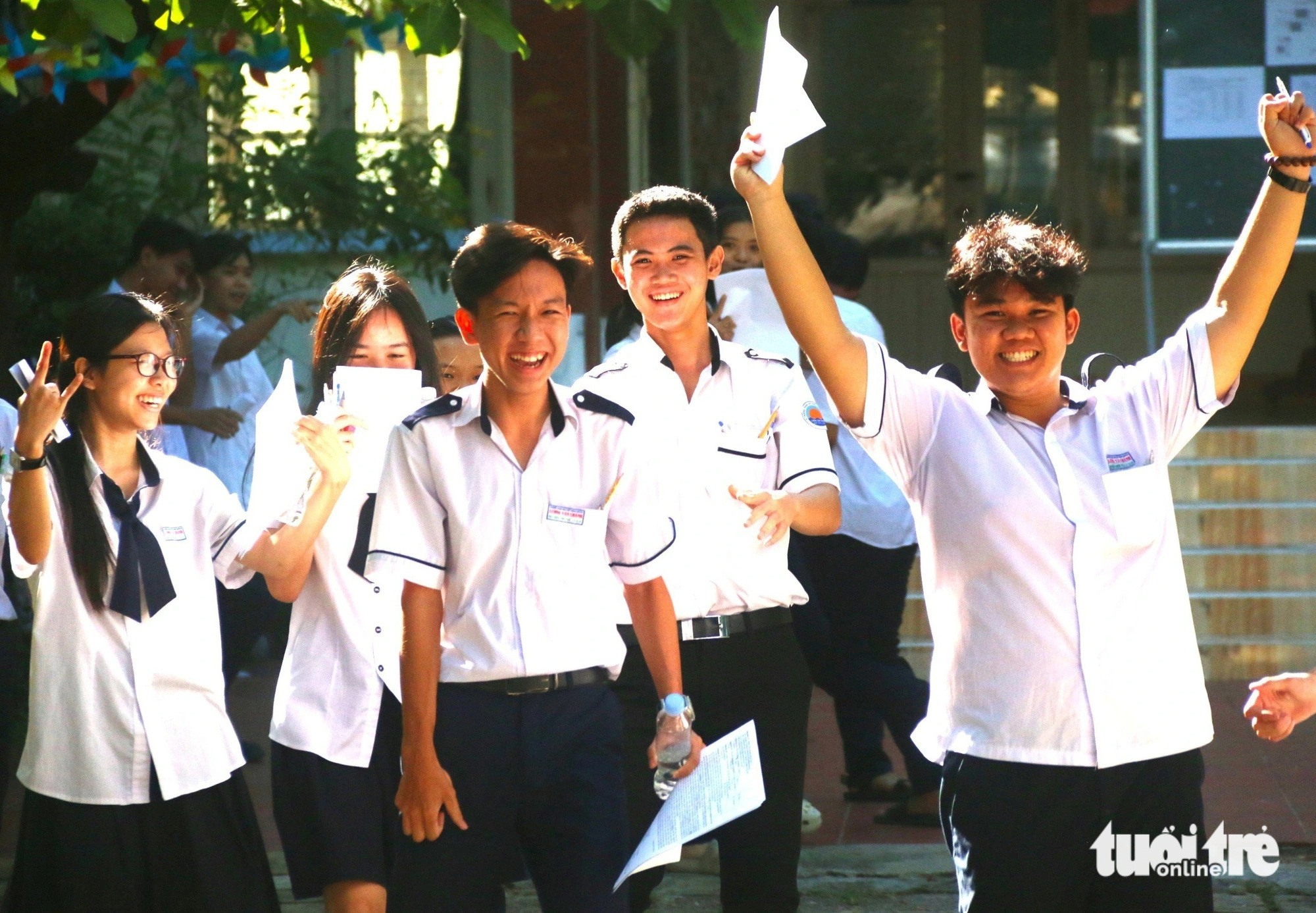 Thí sinh ở Phú Yên vui mừng khi hoàn thành kỳ thi tốt nghiệp THPT 2024 - Ảnh: NGUYỄN HOÀNG Thí sinh ở Phú Yên vui mừng khi hoàn thành kỳ thi tốt nghiệp THPT 2024 - Ảnh: NGUYỄN HOÀNG