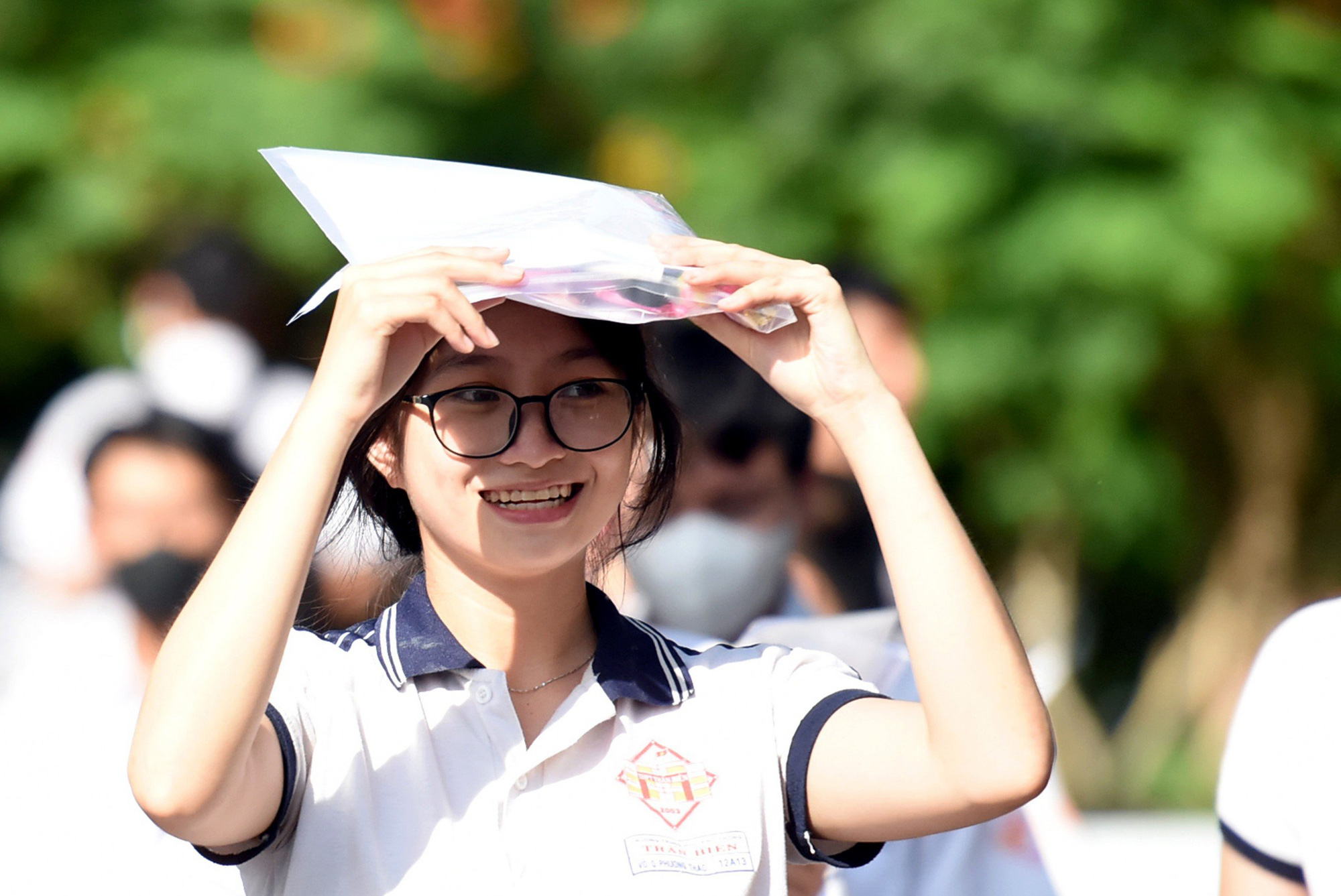 Đề thi tiếng Anh tốt nghiệp THPT 2024 vừa sức, nhiều thí sinh tự tin trên 8 điểm- Ảnh 10. Thí sinh tại điểm thi Trường THPT Trấn Biên (TP Biên Hòa, Đồng Nai) vui vẻ rời phòng thi sau khi kết thúc môn tiếng Anh - Ảnh: A LỘC