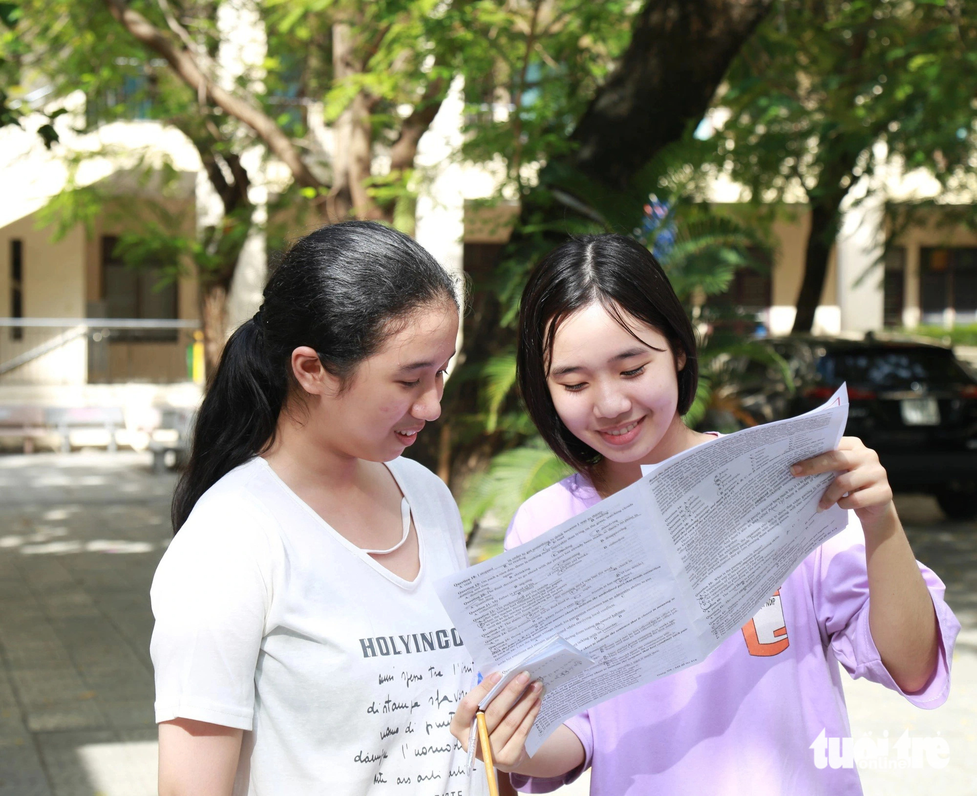 Thí sinh Đà Nẵng phấn khích vì đề thi tiếng Anh nhẹ nhàng - Ảnh: ĐOÀN NHẠN Thí sinh Đà Nẵng phấn khích vì đề thi tiếng Anh nhẹ nhàng - Ảnh: ĐOÀN NHẠN