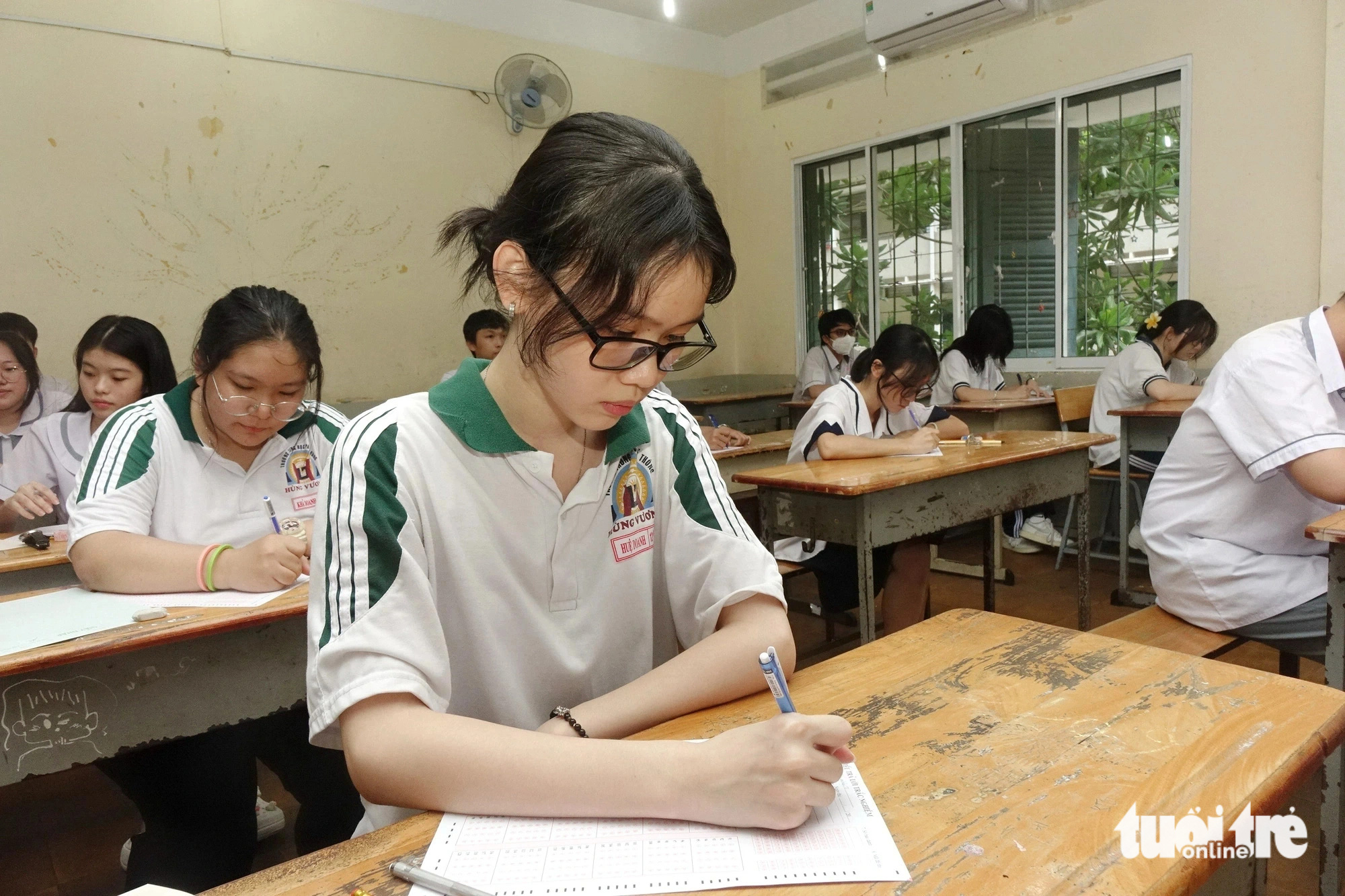 Đề thi tiếng Anh tốt nghiệp THPT 2024 vừa sức, nhiều thí sinh tự tin trên 8 điểm- Ảnh 13. Thí sinh dự thi môn tiếng Anh chiều 28-6 - Ảnh: NHƯ HÙNG