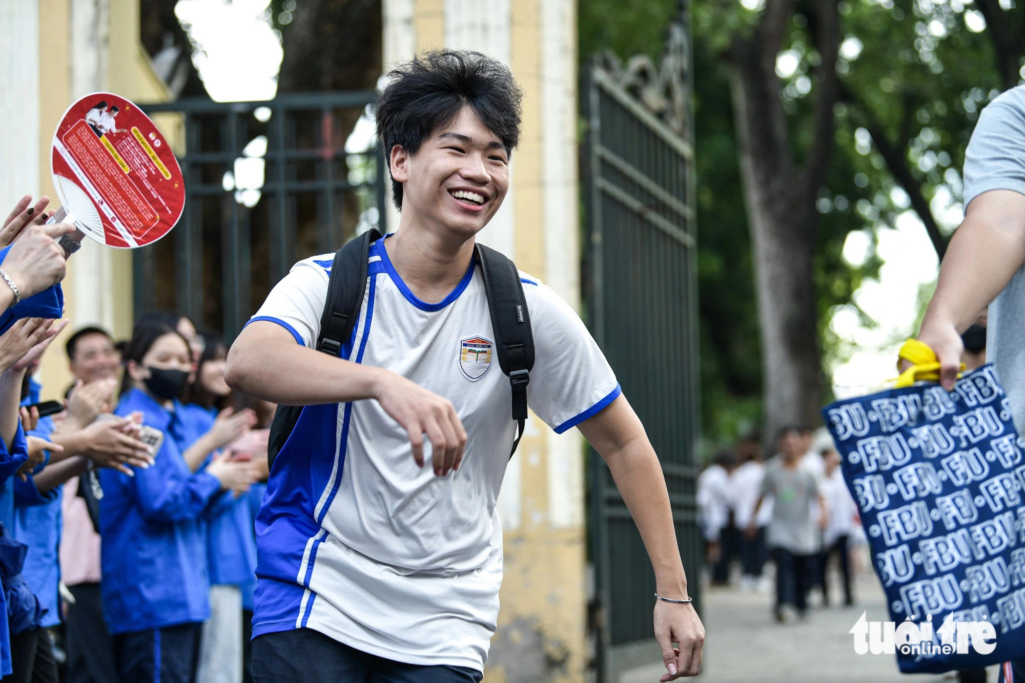 Thí sinh tràn ngập niềm vui sau khi hoàn thành môn thi cuối tại điểm trường THPT Chu Văn An, Tây Hồ, Hà Nội - Ảnh: NAM TRẦN Thí sinh tràn ngập niềm vui sau khi hoàn thành môn thi cuối tại điểm trường THPT Chu Văn An, Tây Hồ, Hà Nội - Ảnh: NAM TRẦN