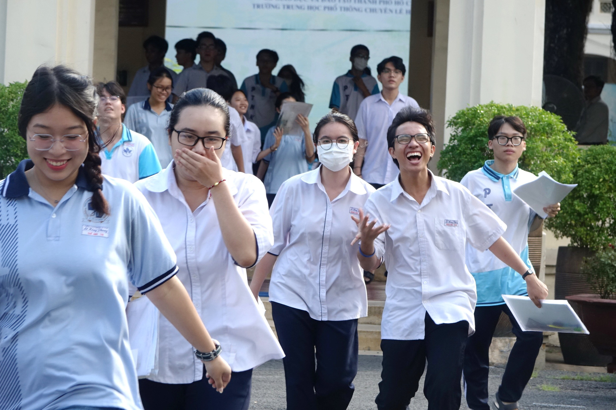 Đề thi tiếng Anh tốt nghiệp THPT 2024 vừa sức, nhiều thí sinh tự tin trên 8 điểm- Ảnh 15. Thí sinh rời trường thi, kết thúc kỳ thi nhẹ nhàng - Ảnh: NHƯ HÙNG