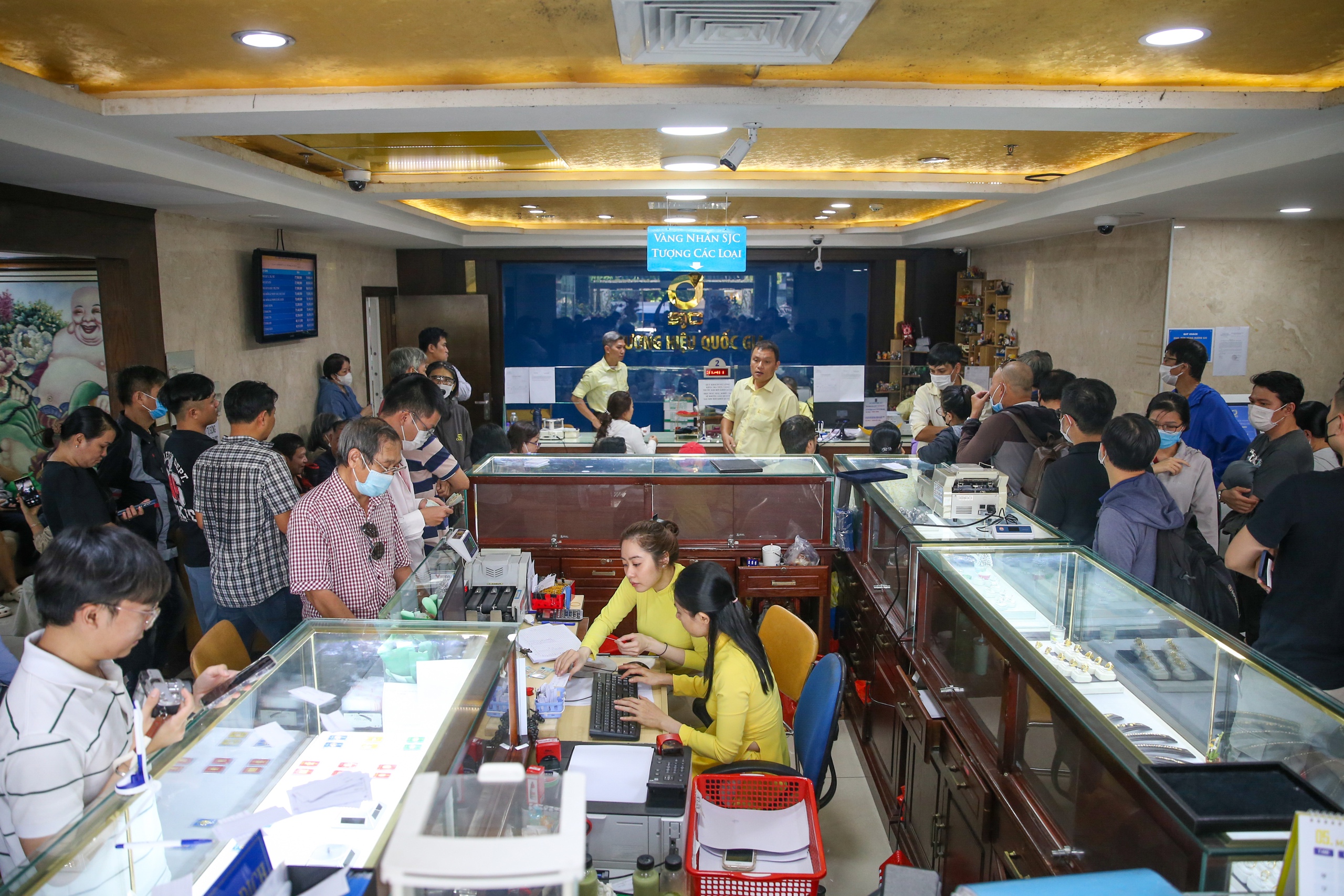 Khách hàng mua vàng tại Trung tâm Vàng bạc - Đá quý SJC (phường 5, quận 3, TP HCM) Ảnh: HOÀNG TRIỀU Khách hàng mua vàng tại Trung tâm Vàng bạc - Đá quý SJC (phường 5, quận 3, TP HCM) Ảnh: HOÀNG TRIỀU