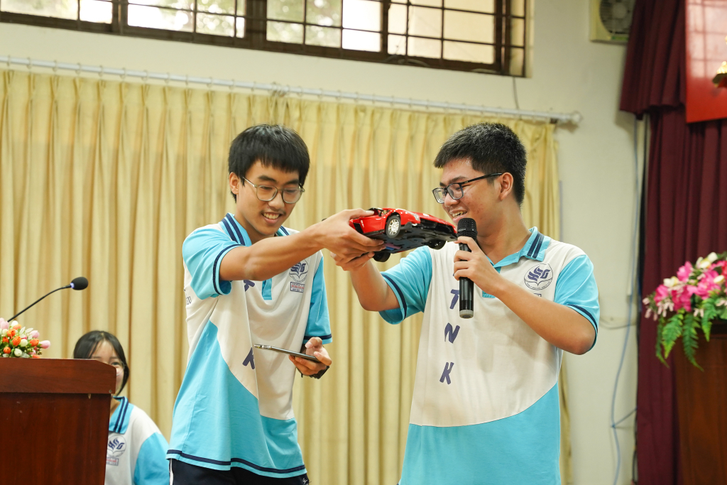 Học sinh học thiết kế mạch điện, lập trình miễn phí tại trường đại học- Ảnh 3. Học sinh học thiết kế mạch điện, lập trình miễn phí tại trường đại học- Ảnh 3.