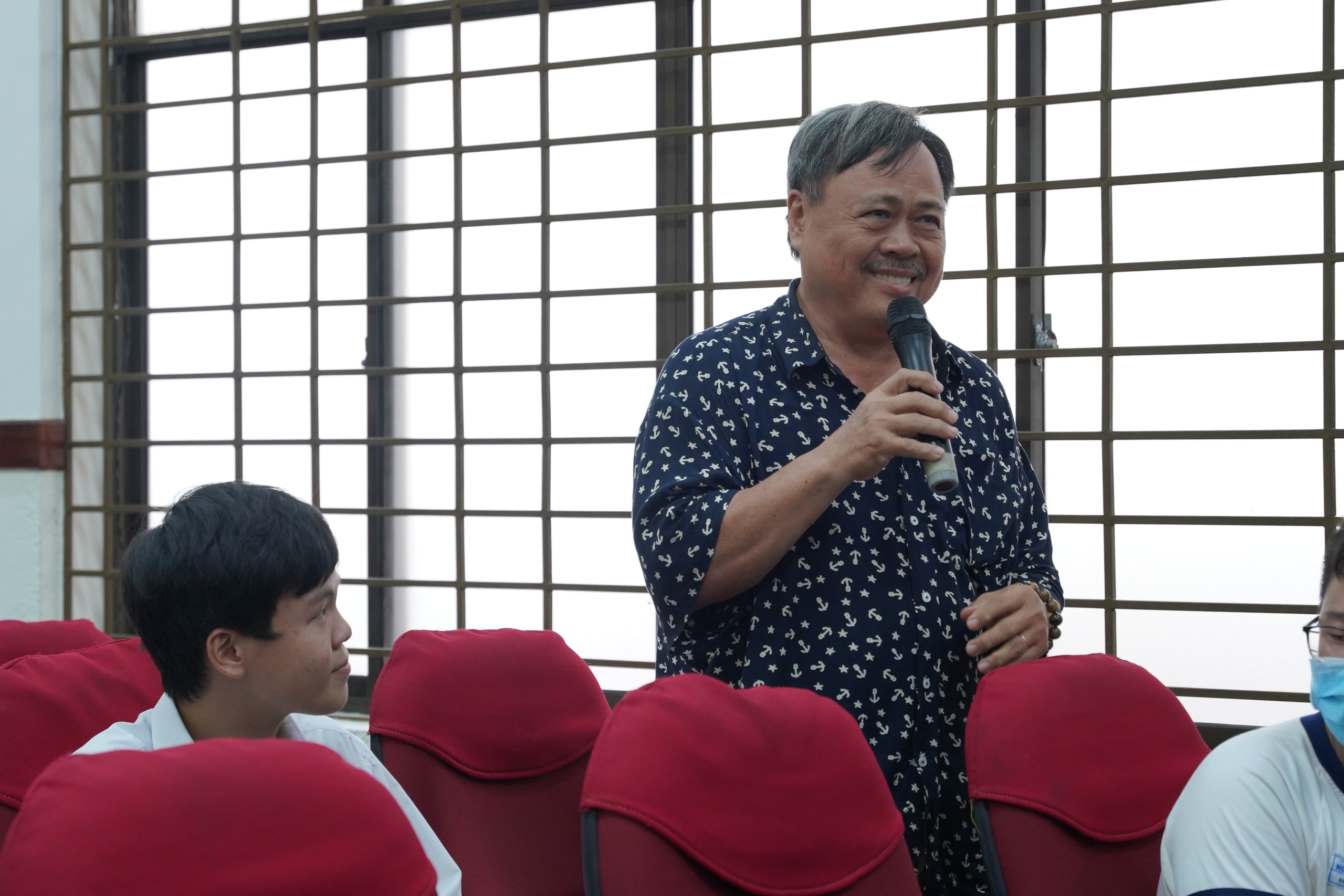Học sinh học thiết kế mạch điện, lập trình miễn phí tại trường đại học- Ảnh 4. Học sinh học thiết kế mạch điện, lập trình miễn phí tại trường đại học- Ảnh 4.