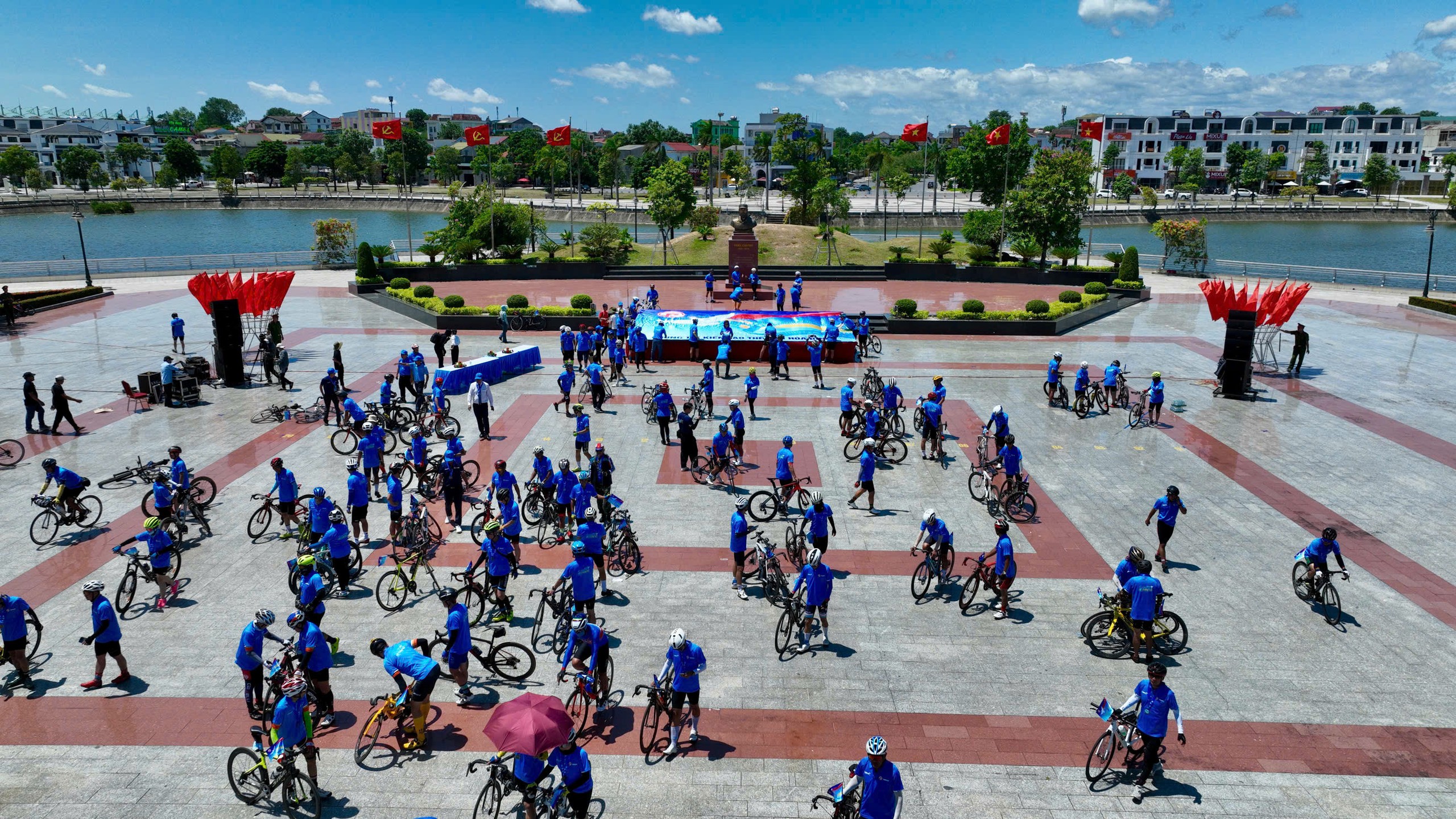 Ký tên lên lá cờ, chuyển đi thông điệp ‘Chung tay kiến tạo thế giới hòa bình’- Ảnh 5. Ký tên lên lá cờ, chuyển đi thông điệp ‘Chung tay kiến tạo thế giới hòa bình’- Ảnh 5.