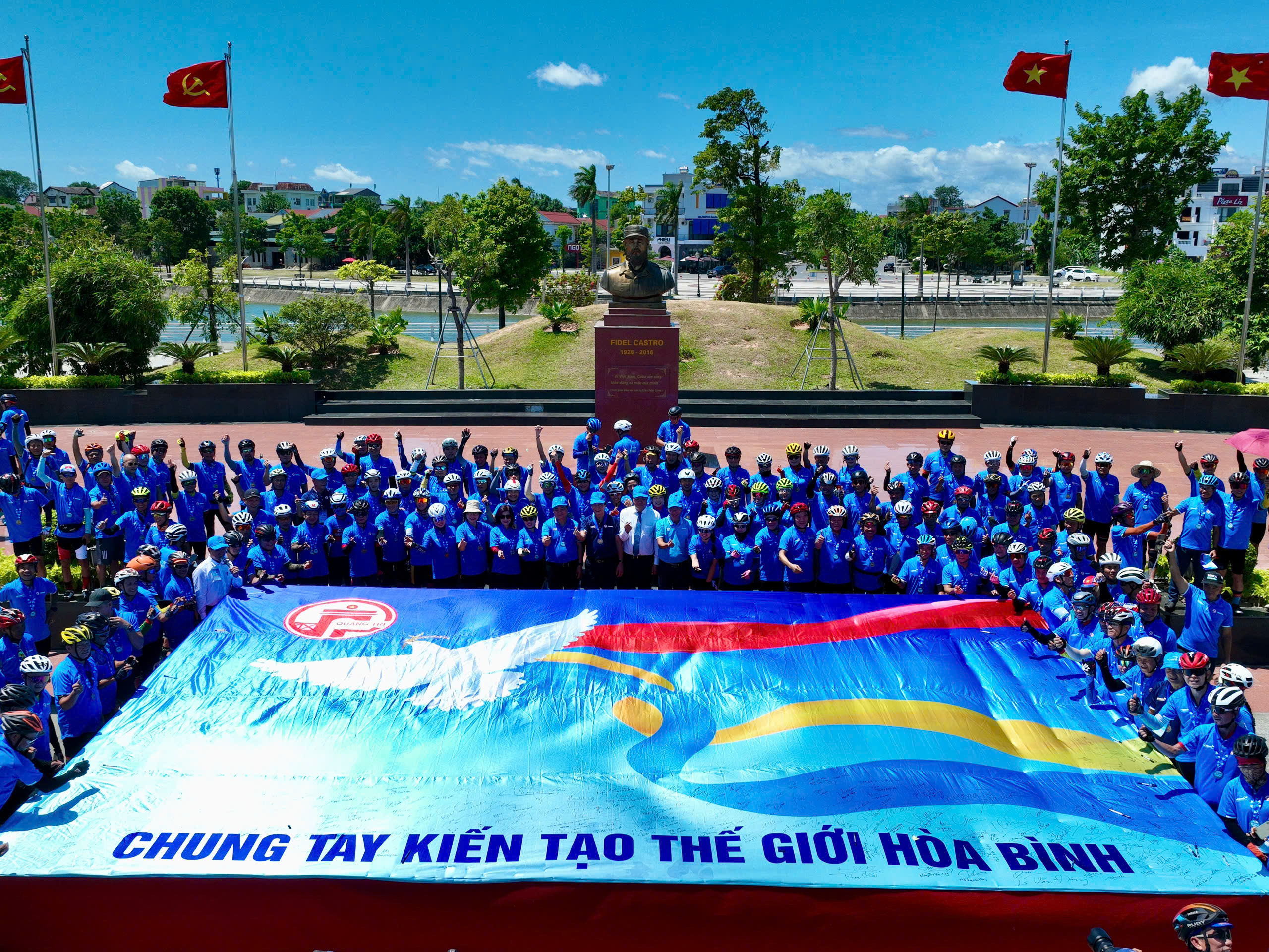 Ký tên lên lá cờ, chuyển đi thông điệp ‘Chung tay kiến tạo thế giới hòa bình’- Ảnh 4. Ký tên lên lá cờ, chuyển đi thông điệp ‘Chung tay kiến tạo thế giới hòa bình’- Ảnh 4.
