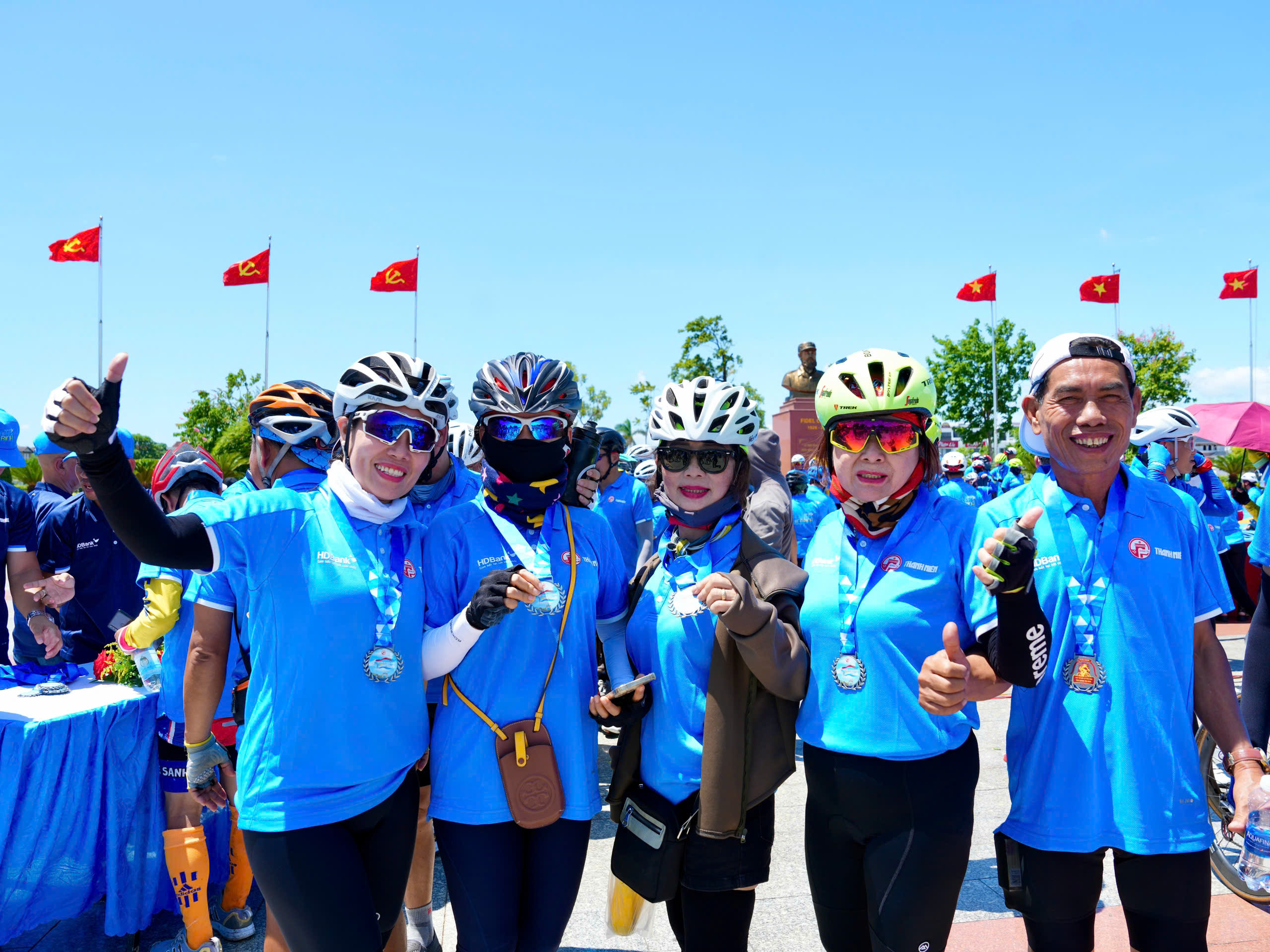 Ký tên lên lá cờ, chuyển đi thông điệp ‘Chung tay kiến tạo thế giới hòa bình’- Ảnh 8. Ký tên lên lá cờ, chuyển đi thông điệp ‘Chung tay kiến tạo thế giới hòa bình’- Ảnh 8.