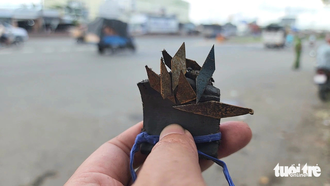 Ra quân hút đinh trên quốc lộ 1, đoạn qua cầu vượt An Sương- Ảnh 4. Ra quân hút đinh trên quốc lộ 1, đoạn qua cầu vượt An Sương- Ảnh 4.