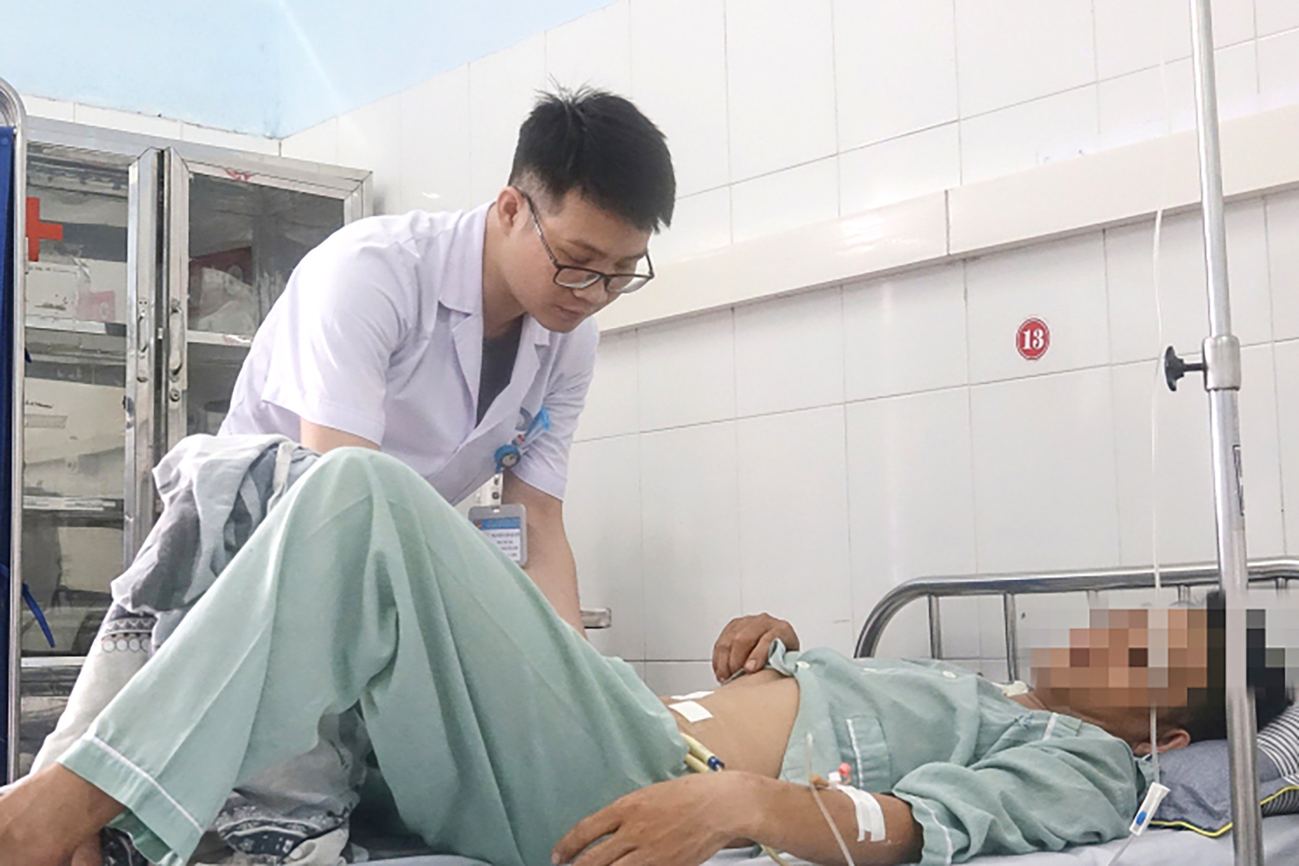 Người đàn ông vỡ bàng quang sau khi uống bia - Ảnh 1. Người đàn ông vỡ bàng quang sau khi uống bia - Ảnh 1.