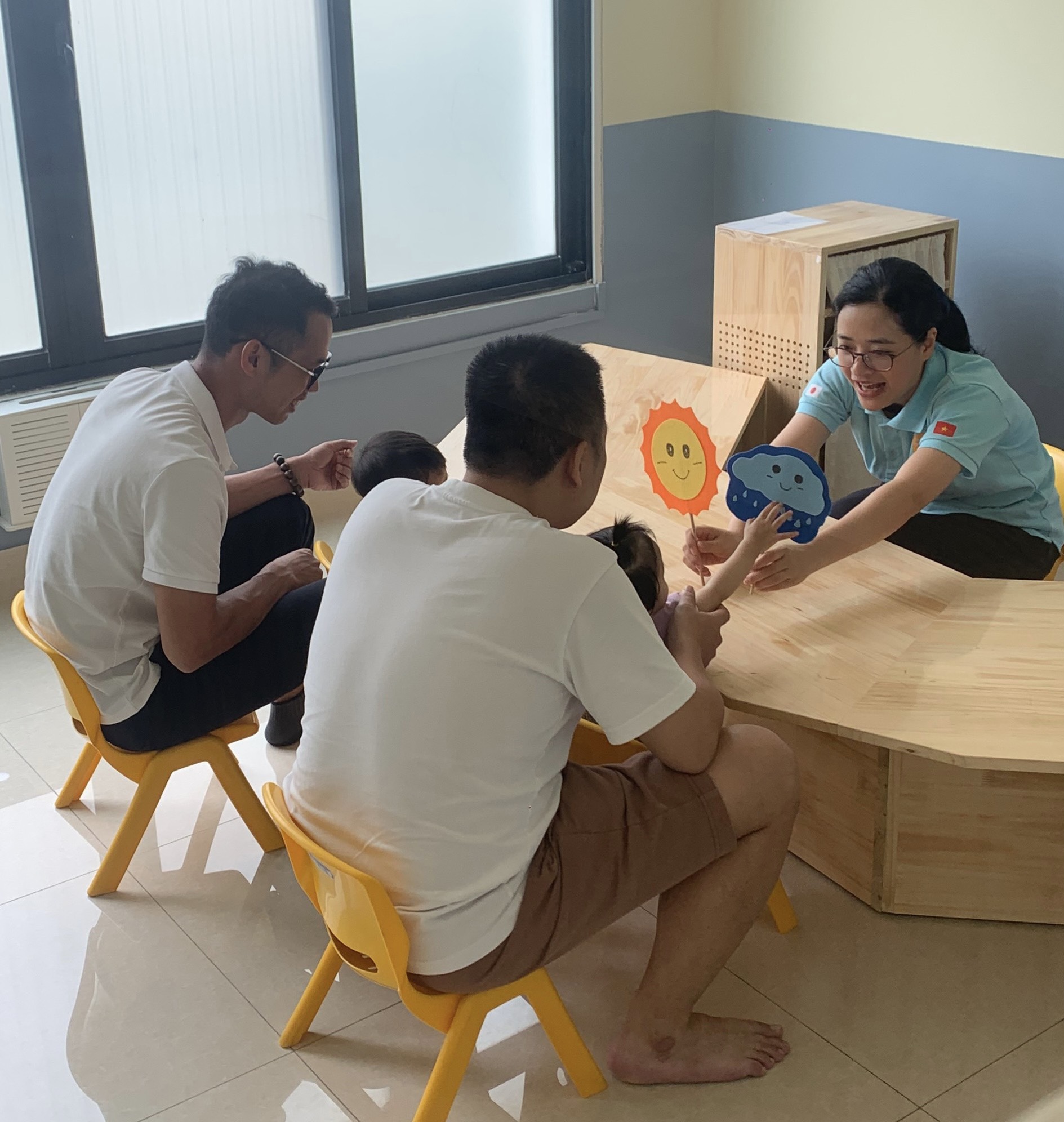 Giáo dục sớm – lớp học trẻ ngồi lẫn với phụ huynh- Ảnh 2. Giáo dục sớm – lớp học trẻ ngồi lẫn với phụ huynh- Ảnh 2.
