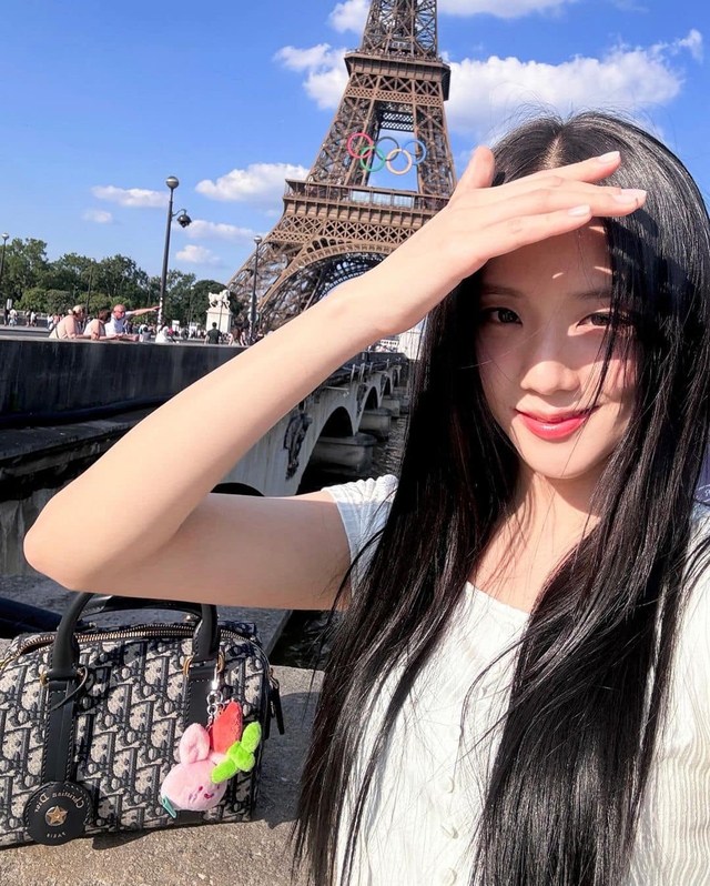 Mái tóc ép thẳng của Rosé hóa tổng tài, Jisoo được gọi tên vì thiếu sức sống- Ảnh 5. Mái tóc ép thẳng của Rosé hóa tổng tài, Jisoo được gọi tên vì thiếu sức sống- Ảnh 5.