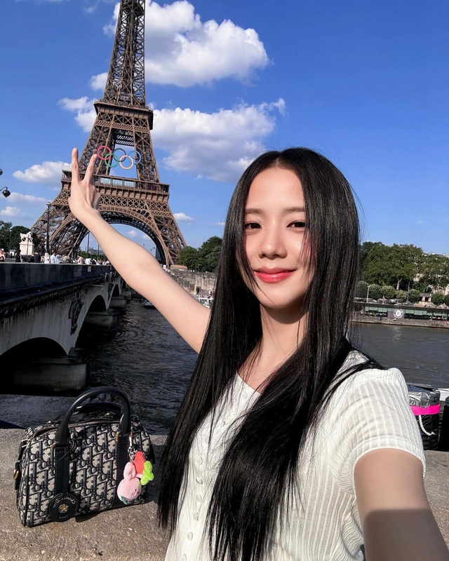 Mái tóc ép thẳng của Rosé hóa tổng tài, Jisoo được gọi tên vì thiếu sức sống- Ảnh 7. Mái tóc ép thẳng của Rosé hóa tổng tài, Jisoo được gọi tên vì thiếu sức sống- Ảnh 7.