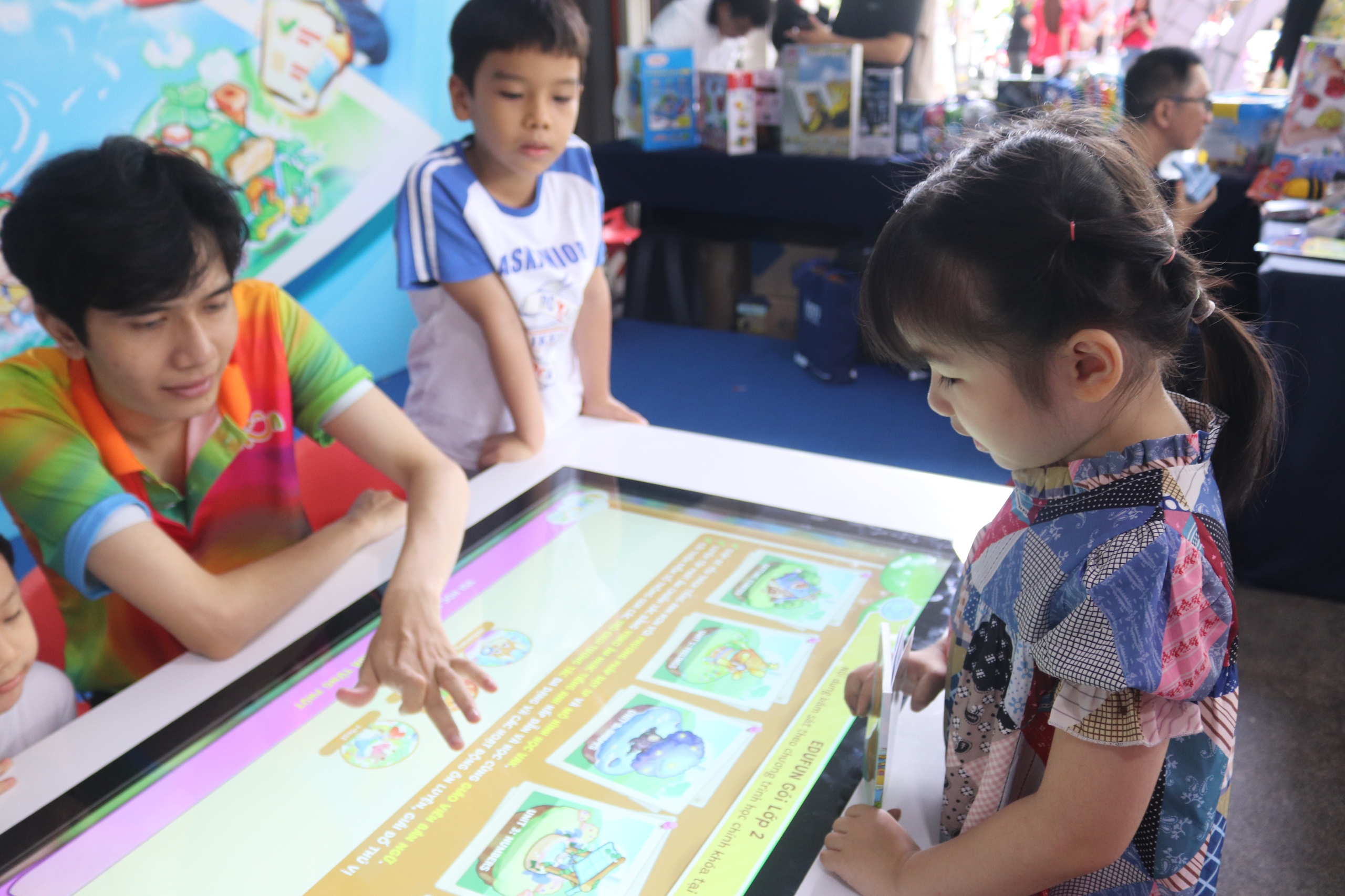 “Thiếu nhi Việt Nam - Vươn ra thế giới” –giúp học sinh tỏa sáng bằng tiếng Anh- Ảnh 3. “Thiếu nhi Việt Nam - Vươn ra thế giới” –giúp học sinh tỏa sáng bằng tiếng Anh- Ảnh 3.