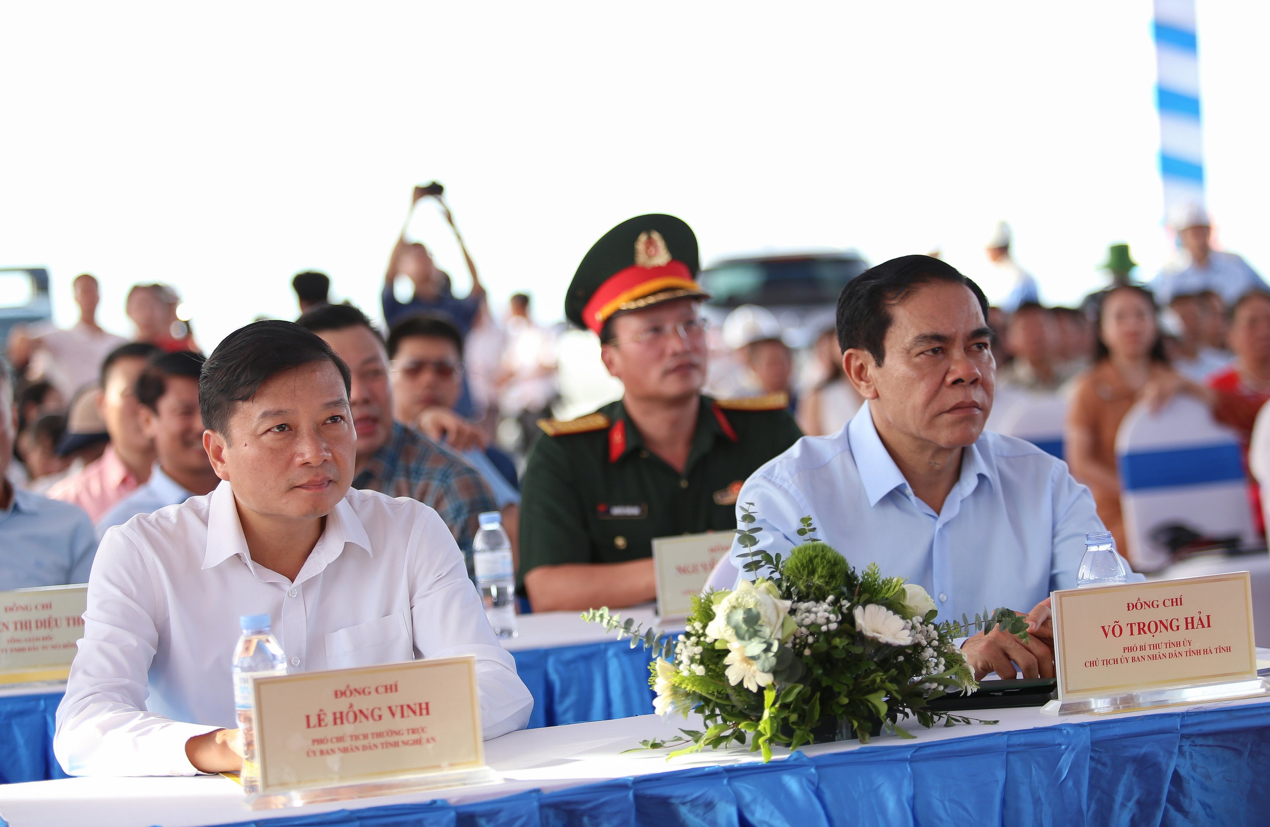 Thông xe tuyến cao tốc đầu tiên về Hà Tĩnh: Ra Thủ đô chỉ còn 4 tiếng- Ảnh 5. Thông xe tuyến cao tốc đầu tiên về Hà Tĩnh: Ra Thủ đô chỉ còn 4 tiếng- Ảnh 5.
