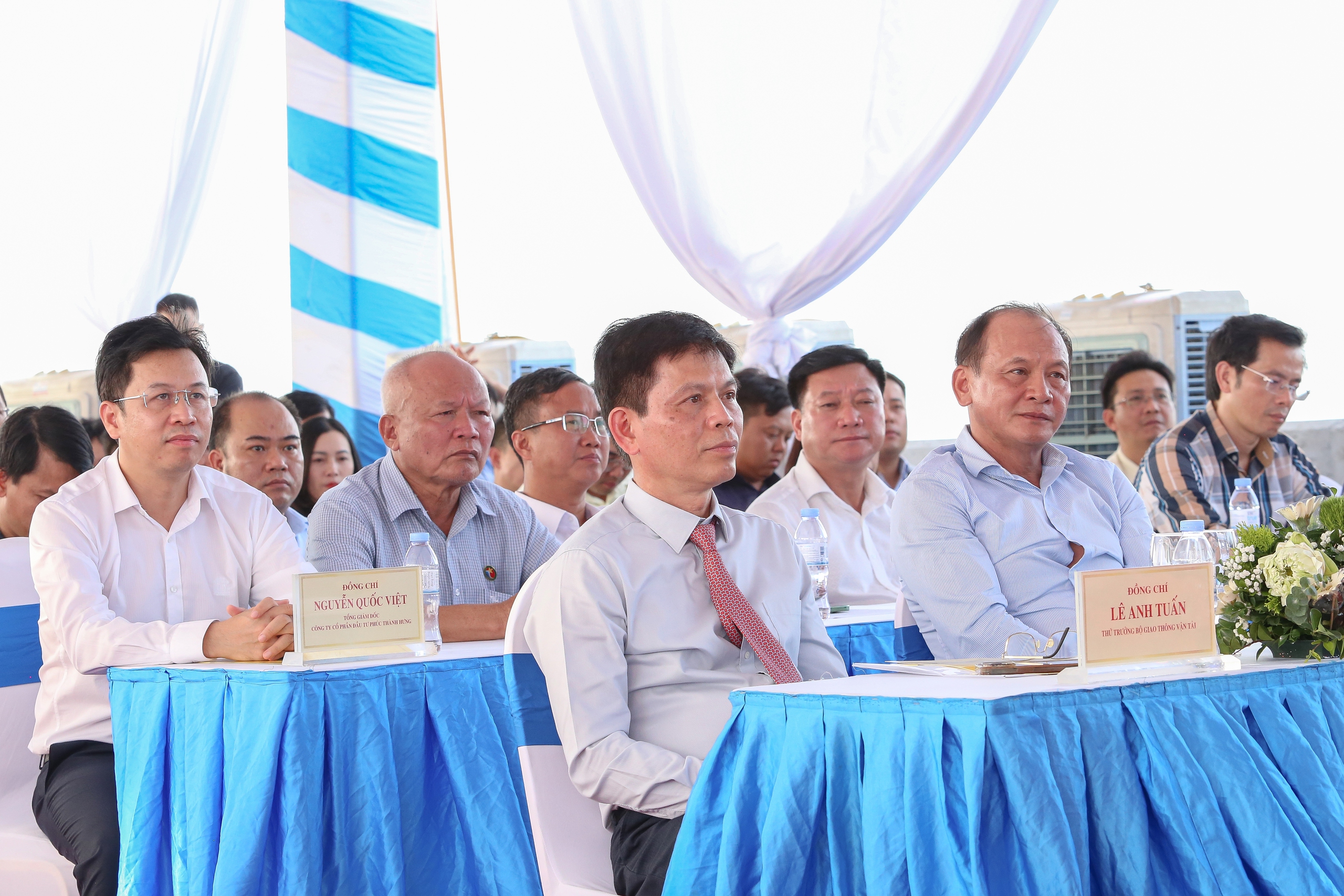 Thông xe tuyến cao tốc đầu tiên về Hà Tĩnh: Ra Thủ đô chỉ còn 4 tiếng- Ảnh 4. Thông xe tuyến cao tốc đầu tiên về Hà Tĩnh: Ra Thủ đô chỉ còn 4 tiếng- Ảnh 4.