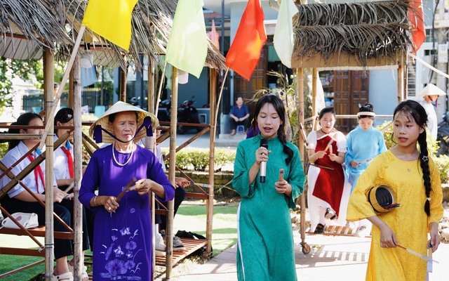 Hàng trăm giáo viên, học sinh hào hứng giao lưu, lan toả nghệ thuật Bài Chòi - Ảnh 2. Hàng trăm giáo viên, học sinh hào hứng giao lưu, lan toả nghệ thuật Bài Chòi - Ảnh 2.