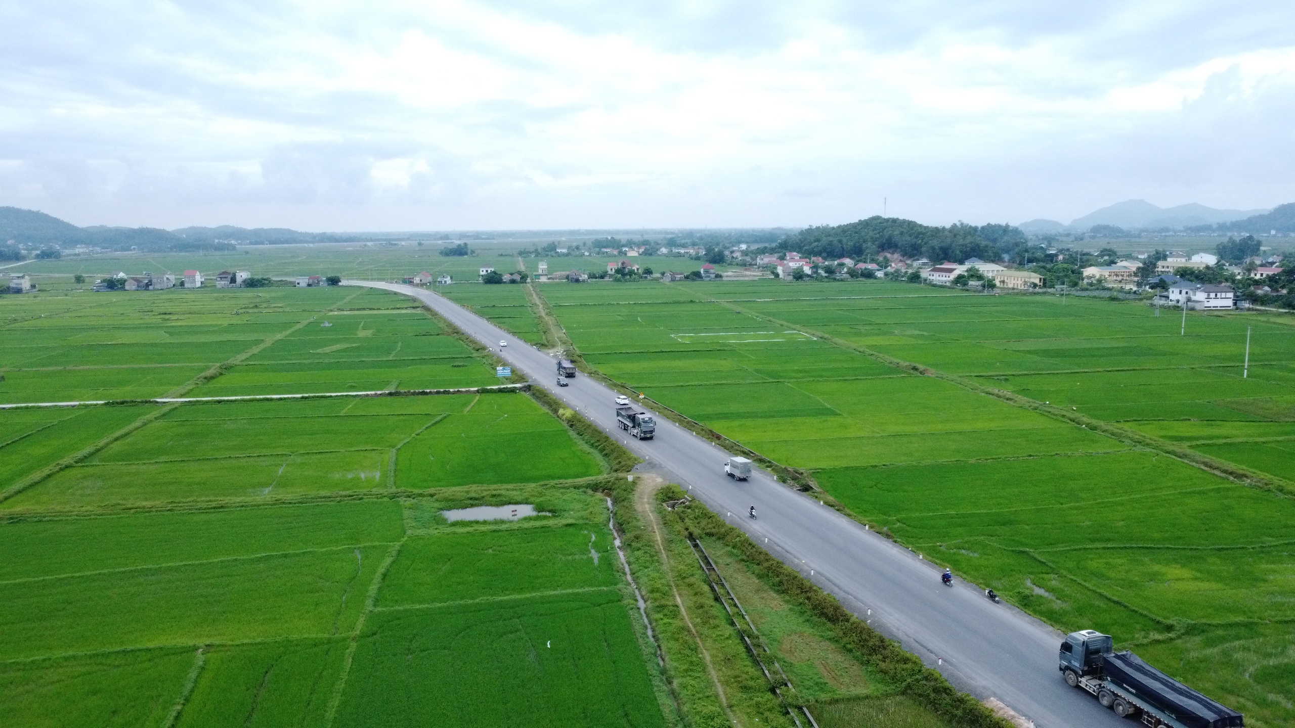 Nỗ lực nâng cấp, sửa chữa, tối ưu hiệu quả khai thác các tuyến đường ở xứ Nghệ- Ảnh 3. Nỗ lực nâng cấp, sửa chữa, tối ưu hiệu quả khai thác các tuyến đường ở xứ Nghệ- Ảnh 3.