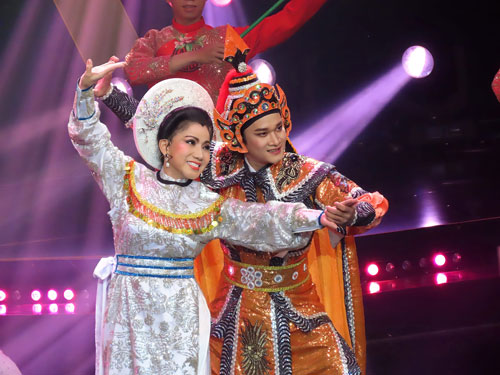 NSND Phượng Loan hỗ trợ cho diễn viên trẻ tham gia chương trình “Chuông vàng vọng cổ” của HTV Ảnh: THANH HIỆP NSND Phượng Loan hỗ trợ cho diễn viên trẻ tham gia chương trình “Chuông vàng vọng cổ” của HTV Ảnh: THANH HIỆP