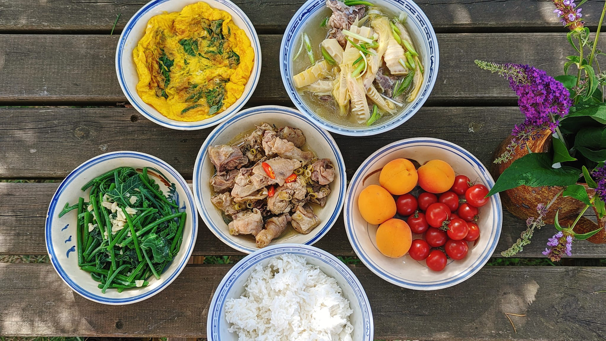 Mâm cơm đậm đà vị Việt Nam: canh xương măng, trứng chiên lá húng quê, ngọn su su xào tỏi, gà rang xả ớt, mơ ngọt và cà chua bi - Ảnh: NVCC Mâm cơm đậm đà vị Việt Nam: canh xương măng, trứng chiên lá húng quế, ngọn su su xào tỏi, gà rang sả ớt, mơ ngọt và cà chua bi - Ảnh: NVCC