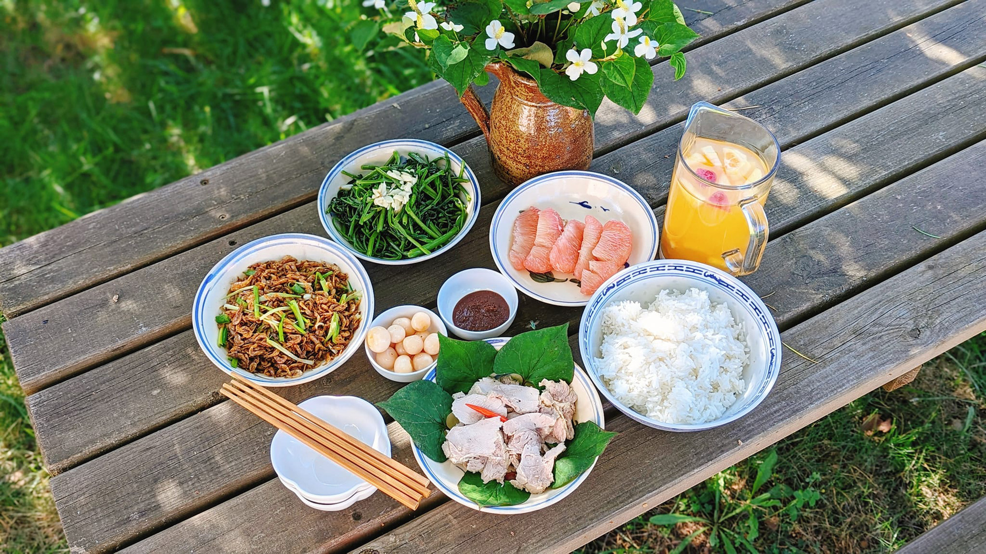 Mâm cơm gồm rau muống xào, moi khô rang, thịt luộc chấm mắm tép, cà muối, bưởi - Ảnh: NVCC Mâm cơm gồm rau muống xào, moi khô rang, thịt luộc chấm mắm tép, cà muối, bưởi - Ảnh: NVCC